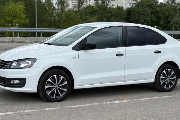 Прокат авто volkswagen polo эконом класса 2016 года в городе Москва Медведково от 2080 руб./сутки, передний привод, двигатель: бензин, объем 1.6 литров, ОСАГО (Мультидрайв), без водителя, недорого - RentRide