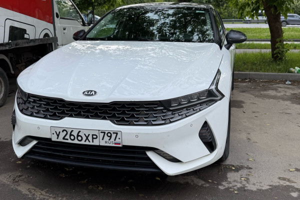 Прокат авто kia k5 комфорт класса 2021 года в городе Москва Нагорная от 5592 руб./сутки, передний привод, двигатель: бензин, объем 2 литра, без водителя, недорого - RentRide