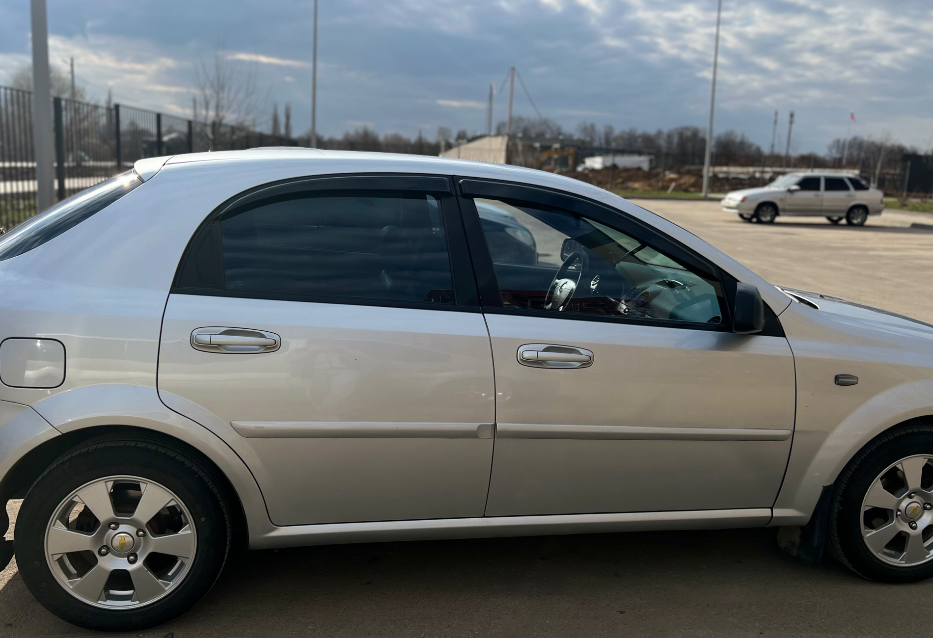 Аренда chevrolet lacetti эконом класса 2010 года в городе Москва от 2000 руб./сутки, передний привод, двигатель: газ, объем 1.4 литра, ОСАГО (Впишу в полис), без водителя, недорого, вид 7 - RentRide