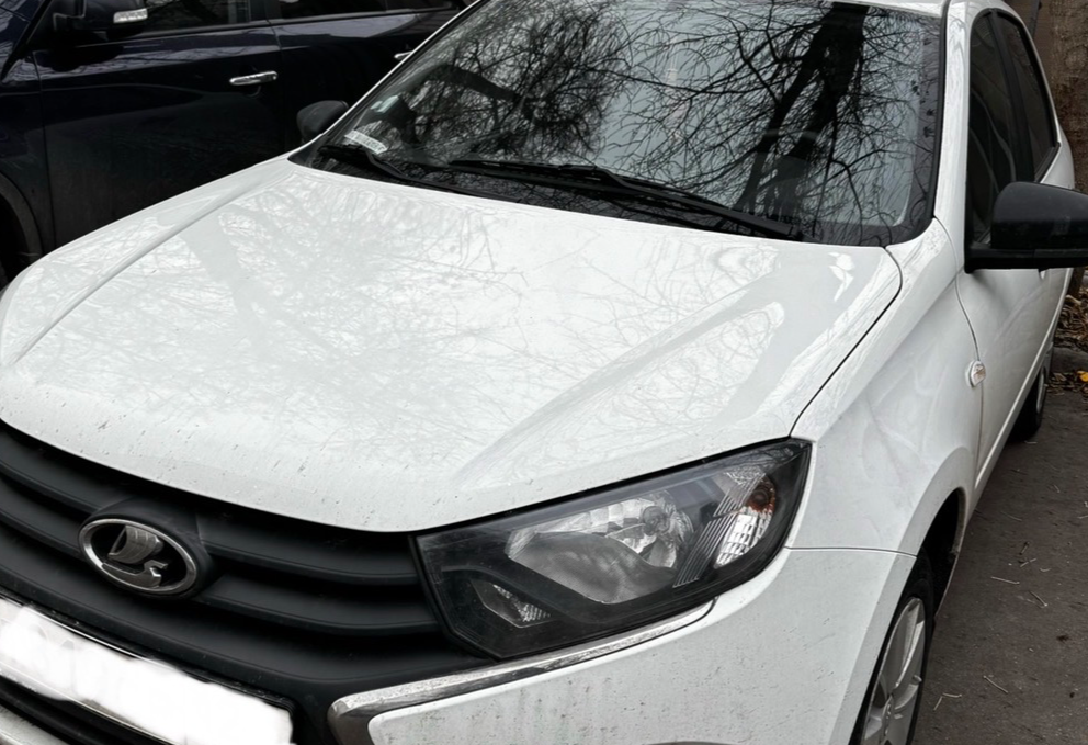 Аренда lada granta эконом класса 2022 года в городе Москва от 1520 руб./сутки, передний привод, двигатель: бензин, объем 1.6 литров, ОСАГО (Впишу в полис), без водителя, недорого - RentRide
