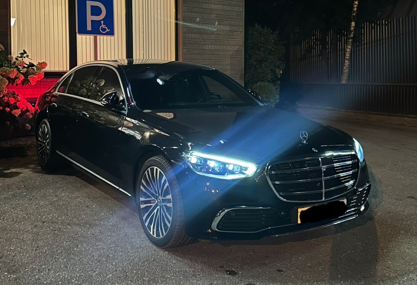 Аренда mercedes-benz s-klass премиум класса 2021 года в городе Москва Саларьево от 22000 руб./сутки, полный привод, двигатель: бензин, объем 3 литра, каско (Мультидрайв), ОСАГО (Мультидрайв), без водителя, недорого - RentRide