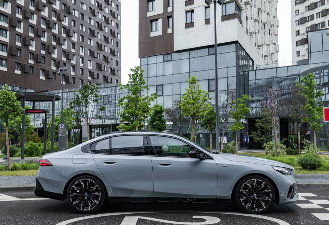 Аренда bmw 5-serii бизнес класса 2023 года в городе Москва Авиамоторная от 16000 руб./сутки, полный привод, двигатель: бензин, объем 2 литра, каско (Мультидрайв), ОСАГО (Мультидрайв), без водителя, недорого, вид 12 - RentRide