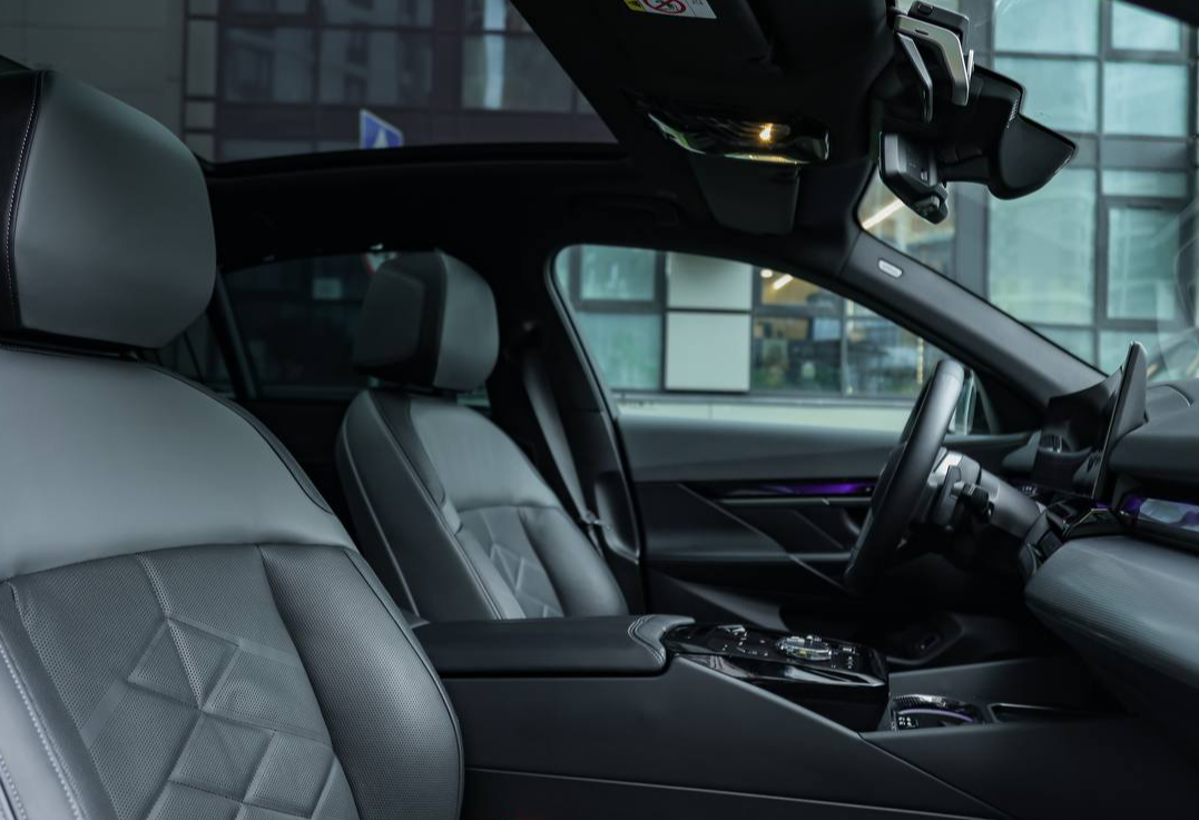 Аренда bmw 5-serii бизнес класса 2023 года в городе Москва Авиамоторная от 16000 руб./сутки, полный привод, двигатель: бензин, объем 2 литра, каско (Мультидрайв), ОСАГО (Мультидрайв), без водителя, недорого, вид 8 - RentRide