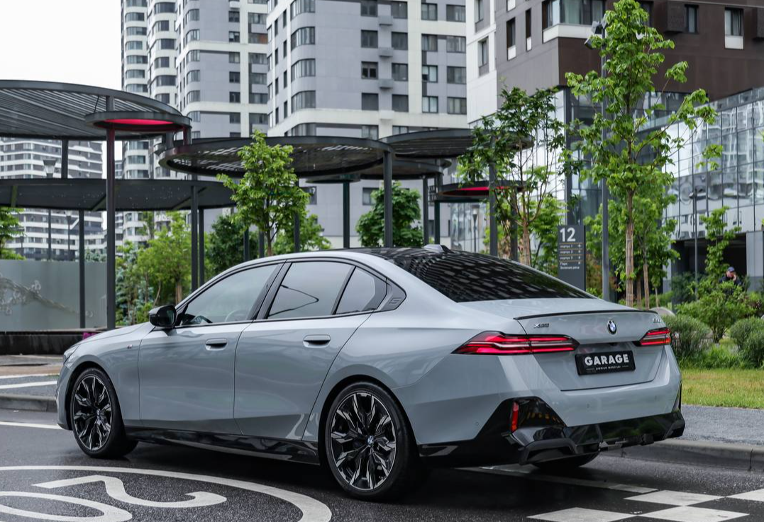 Аренда bmw 5-serii бизнес класса 2023 года в городе Москва Авиамоторная от 16000 руб./сутки, полный привод, двигатель: бензин, объем 2 литра, каско (Мультидрайв), ОСАГО (Мультидрайв), без водителя, недорого, вид 11 - RentRide