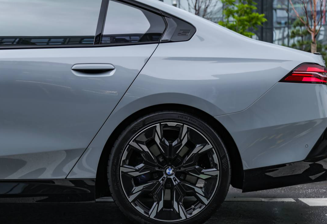 Аренда bmw 5-serii бизнес класса 2023 года в городе Москва Авиамоторная от 16000 руб./сутки, полный привод, двигатель: бензин, объем 2 литра, каско (Мультидрайв), ОСАГО (Мультидрайв), без водителя, недорого, вид 3 - RentRide