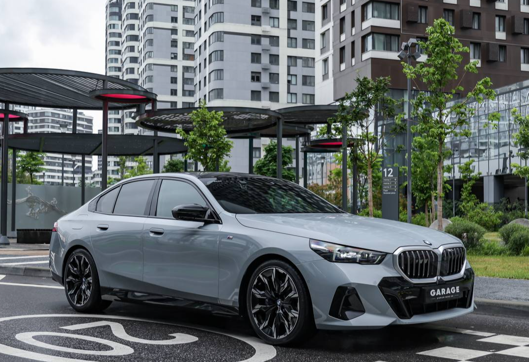 Аренда bmw 5-serii бизнес класса 2023 года в городе Москва Авиамоторная от 16000 руб./сутки, полный привод, двигатель: бензин, объем 2 литра, каско (Мультидрайв), ОСАГО (Мультидрайв), без водителя, недорого - RentRide