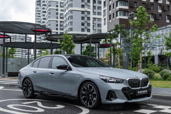 Прокат авто bmw 5-serii бизнес класса 2023 года в городе Москва Авиамоторная от 16000 руб./сутки, полный привод, двигатель: бензин, объем 2 литра, каско (Мультидрайв), ОСАГО (Мультидрайв), без водителя, недорого - RentRide