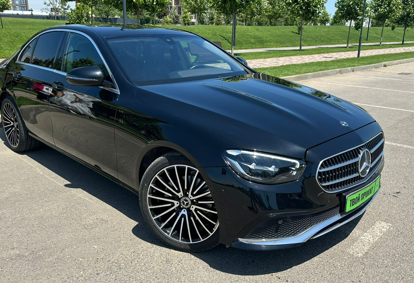 Аренда mercedes-benz e-klass бизнес класса 2021 года в городе Москва от 8792 руб./сутки, задний привод, двигатель: дизель, объем 1.6 литров, ОСАГО (Мультидрайв), без водителя, недорого - RentRide