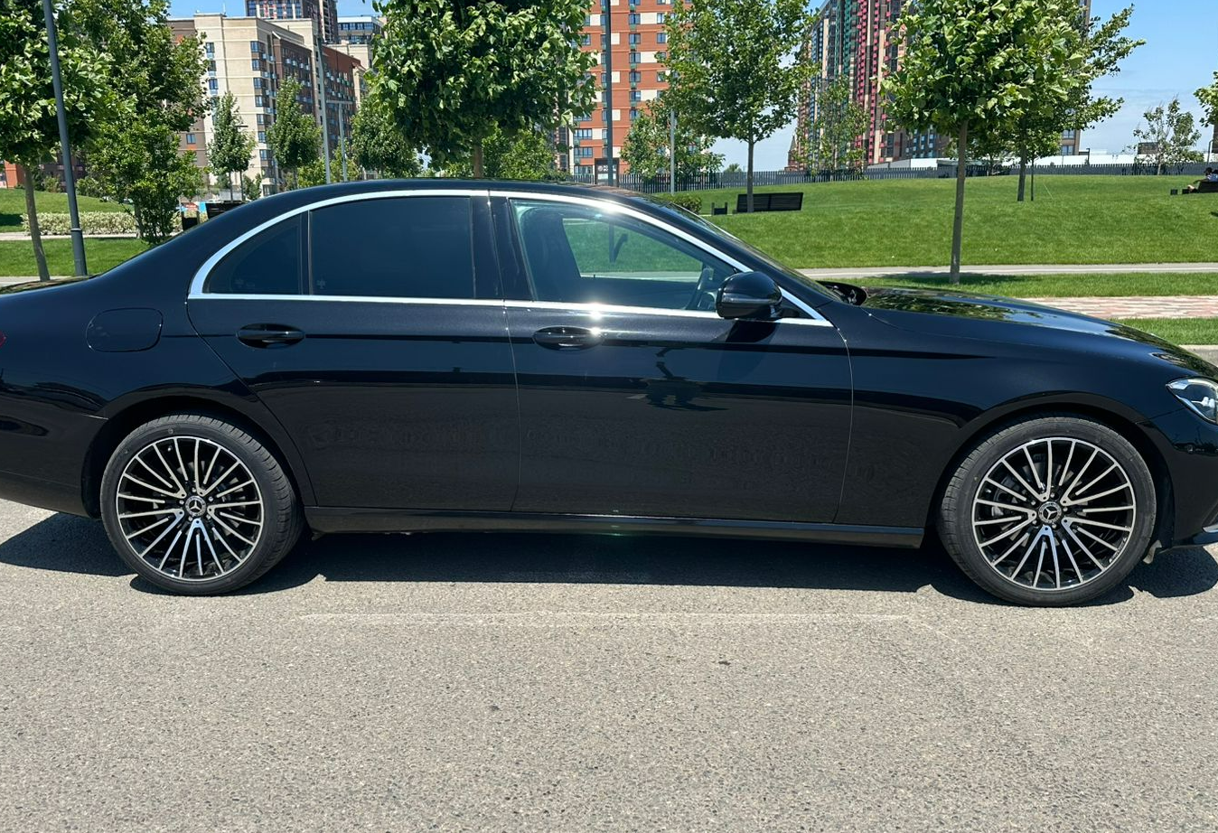 Аренда mercedes-benz e-klass бизнес класса 2021 года в городе Москва от 8792 руб./сутки, задний привод, двигатель: дизель, объем 1.6 литров, ОСАГО (Мультидрайв), без водителя, недорого, вид 5 - RentRide