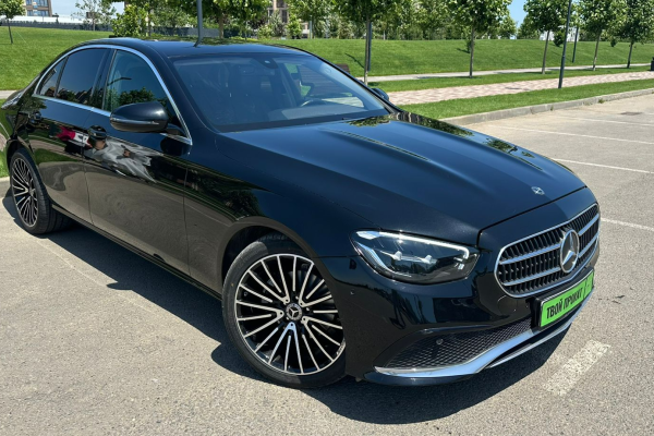 Прокат авто mercedes-benz e-klass бизнес класса 2021 года в городе Краснодар от 8792 руб./сутки, задний привод, двигатель: дизель, объем 1.6 литров, ОСАГО (Мультидрайв), без водителя, недорого - RentRide