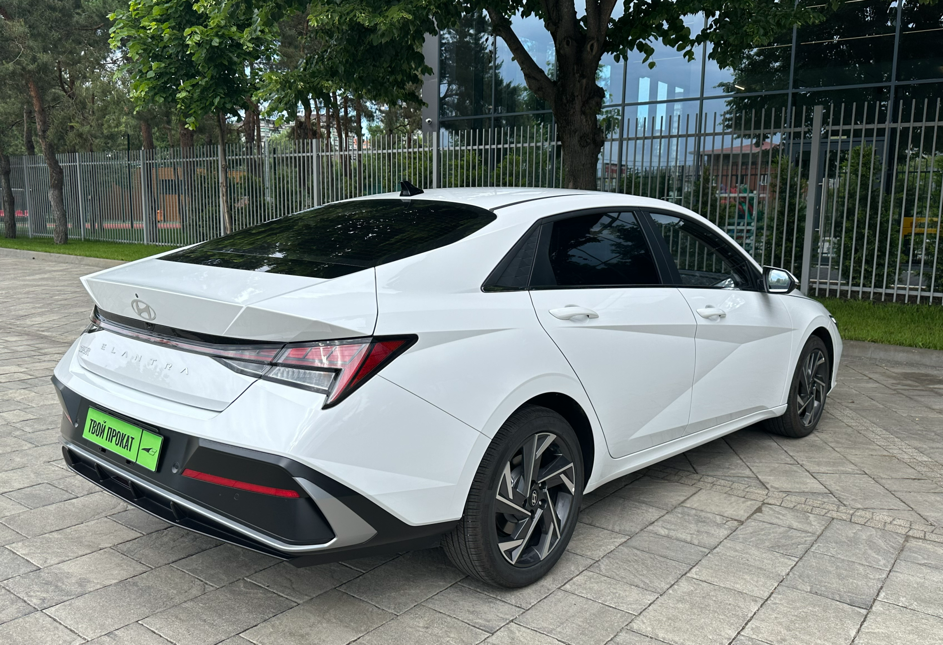 Аренда hyundai elantra комфорт класса 2023 года в городе Москва от 4400 руб./сутки, передний привод, двигатель: бензин, объем 1.5 литров, ОСАГО (Мультидрайв), без водителя, недорого, вид 4 - RentRide