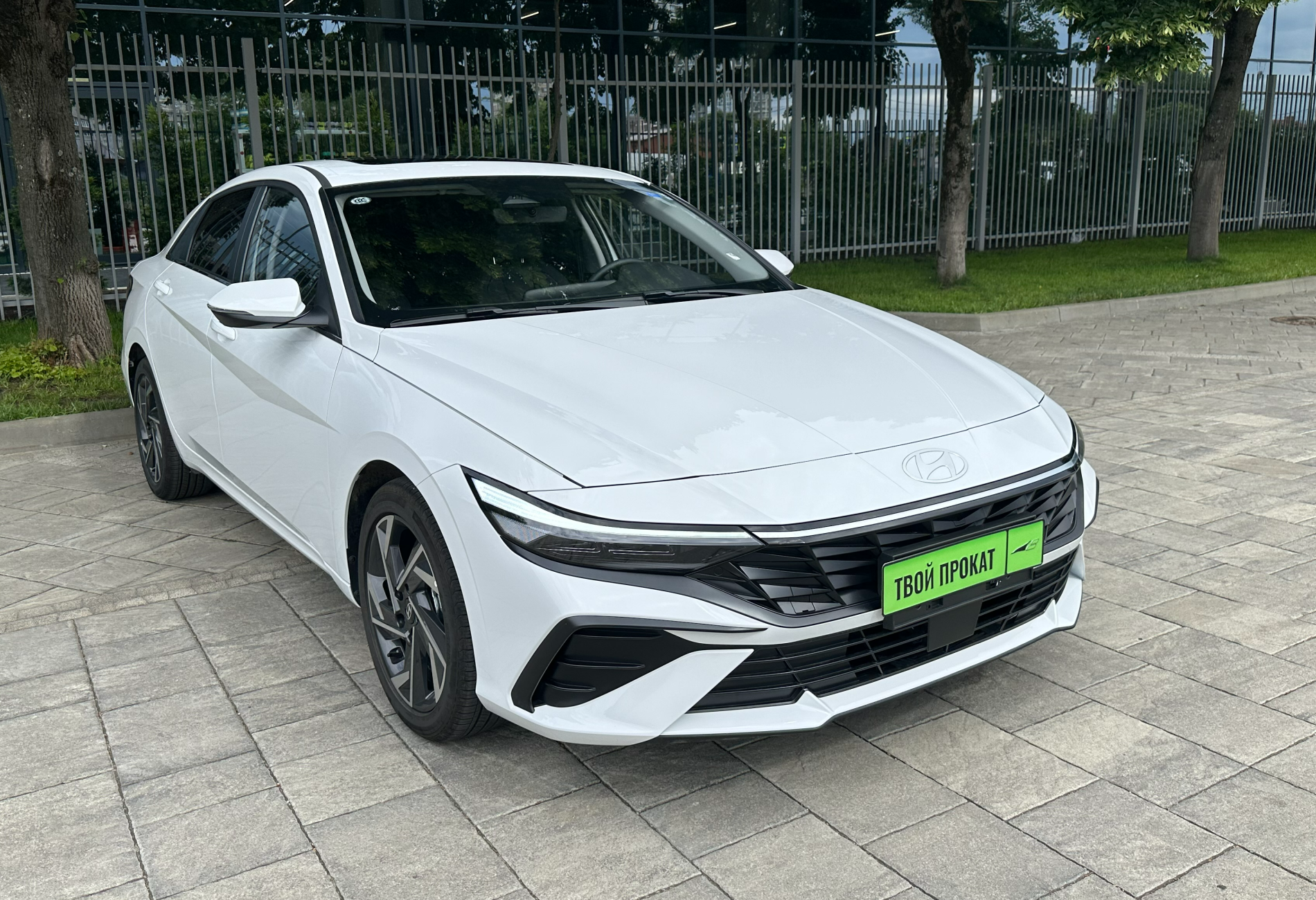 Аренда hyundai elantra комфорт класса 2023 года в городе Москва от 4400 руб./сутки, передний привод, двигатель: бензин, объем 1.5 литров, ОСАГО (Мультидрайв), без водителя, недорого, вид 2 - RentRide