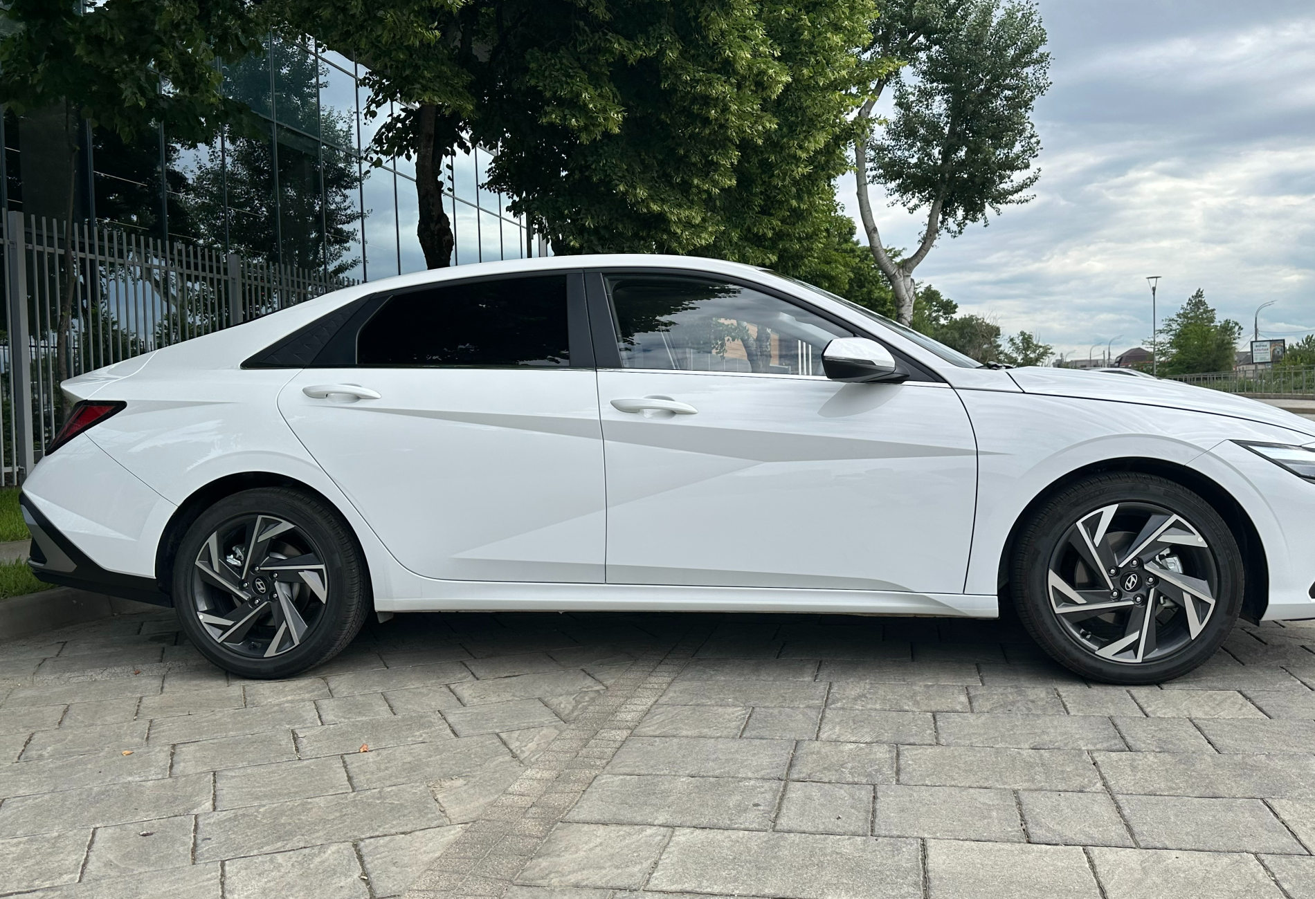 Аренда hyundai elantra комфорт класса 2023 года в городе Москва от 4400 руб./сутки, передний привод, двигатель: бензин, объем 1.5 литров, ОСАГО (Мультидрайв), без водителя, недорого, вид 5 - RentRide