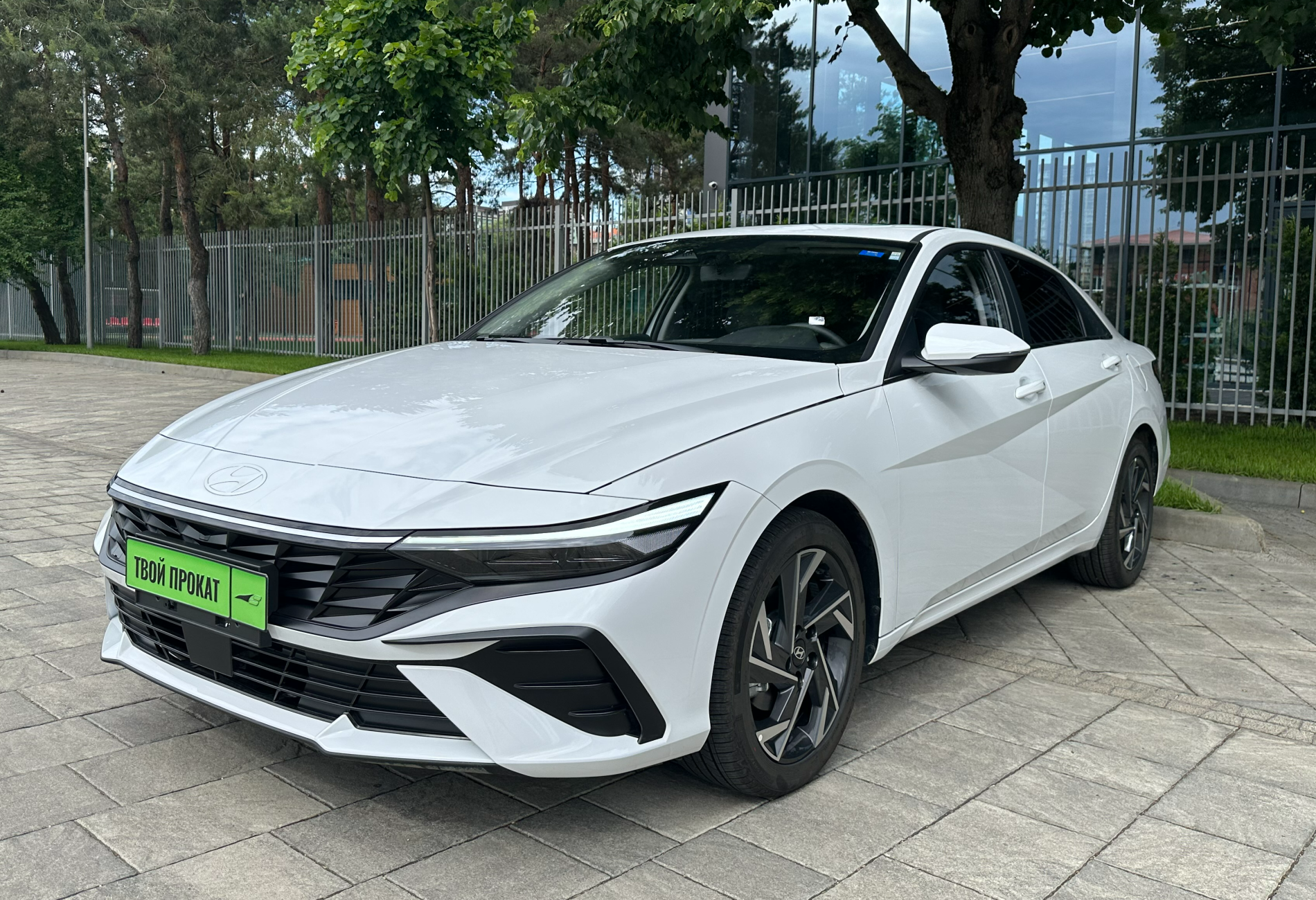 Аренда hyundai elantra комфорт класса 2023 года в городе Москва от 4400 руб./сутки, передний привод, двигатель: бензин, объем 1.5 литров, ОСАГО (Мультидрайв), без водителя, недорого - RentRide
