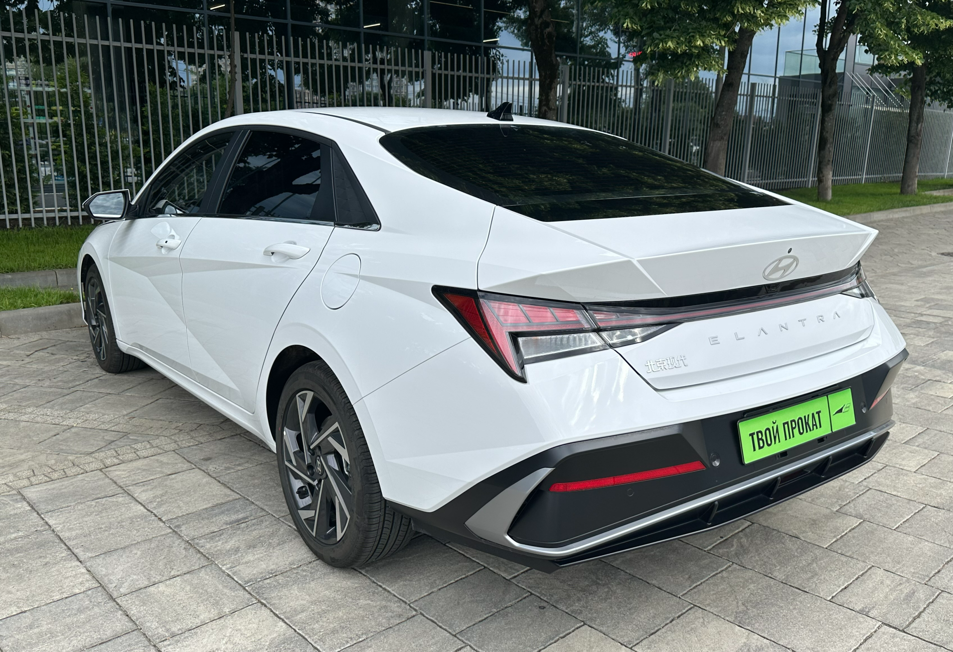 Аренда hyundai elantra комфорт класса 2023 года в городе Москва от 4400 руб./сутки, передний привод, двигатель: бензин, объем 1.5 литров, ОСАГО (Мультидрайв), без водителя, недорого, вид 3 - RentRide