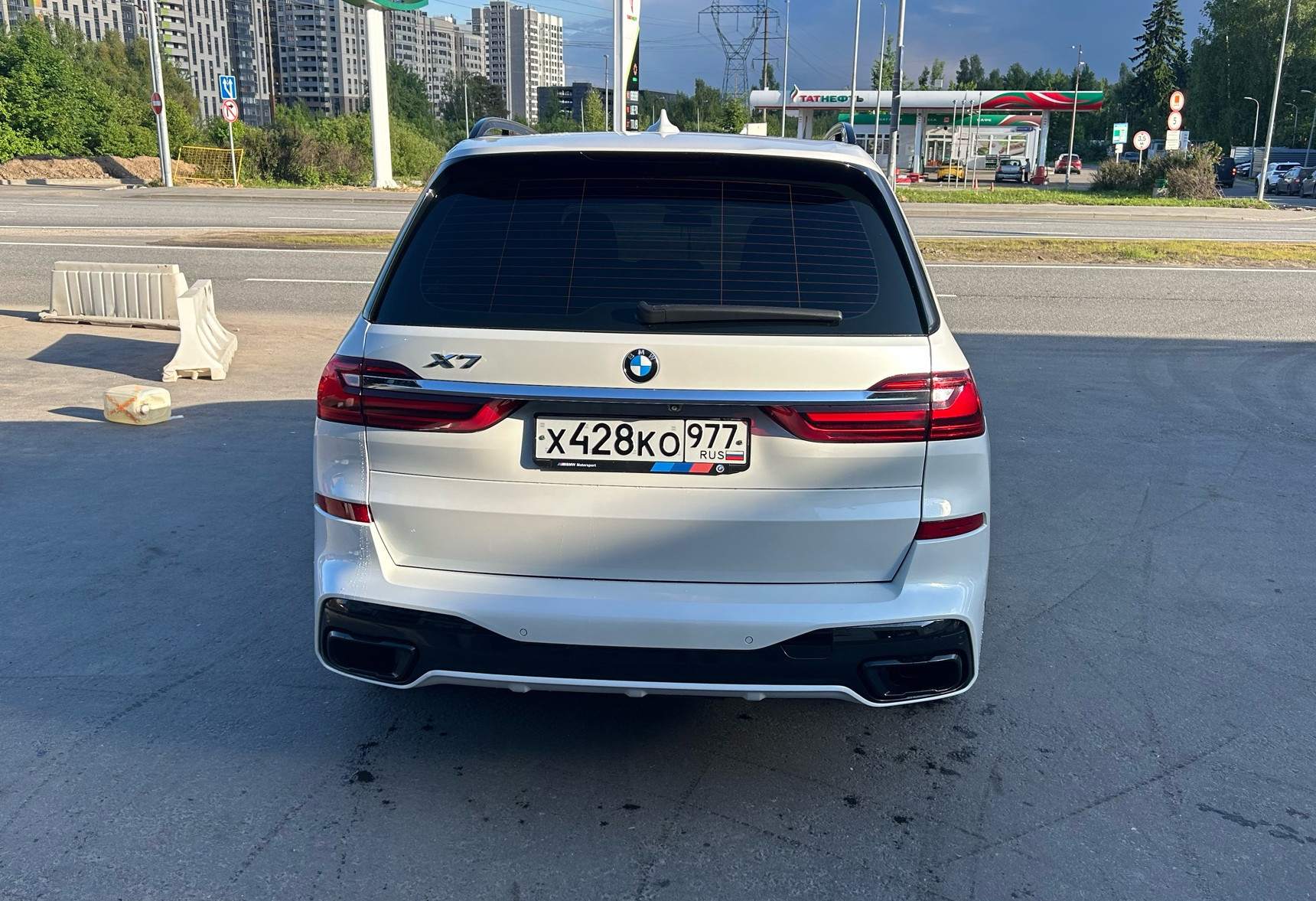 Аренда bmw x7 бизнес класса 2019 года в городе Москва Крюково от 20000 руб./сутки, полный привод, двигатель: бензин, объем 3 литра, каско (Впишу в полис), ОСАГО (Впишу в полис), без водителя, недорого, вид 4 - RentRide