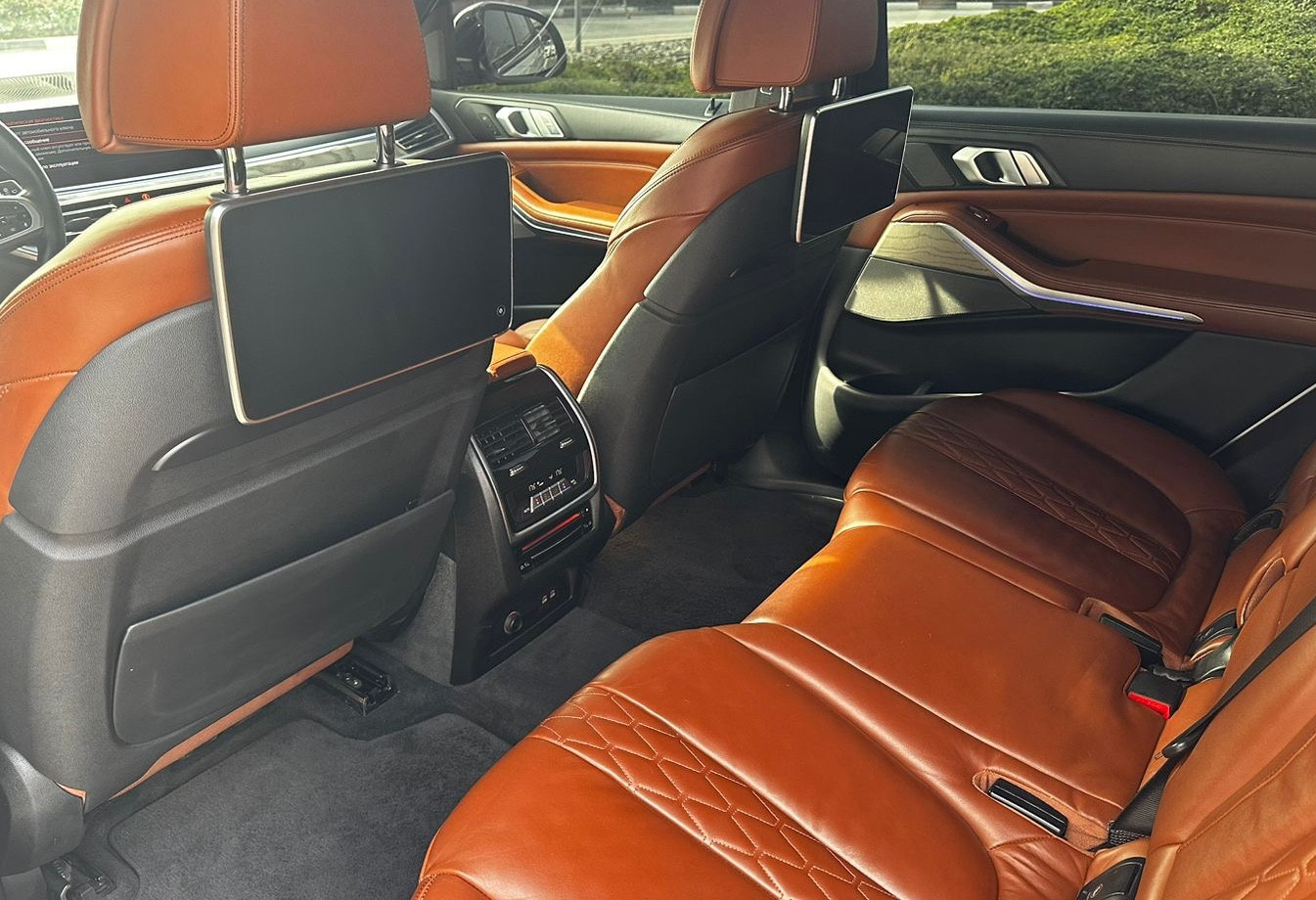 Аренда bmw x7 бизнес класса 2019 года в городе Москва Крюково от 20000 руб./сутки, полный привод, двигатель: бензин, объем 3 литра, каско (Впишу в полис), ОСАГО (Впишу в полис), без водителя, недорого, вид 6 - RentRide