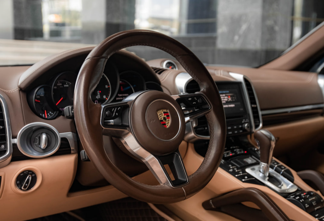 Аренда porsche cayenne премиум класса 2017 года в городе Москва от 12800 руб./сутки, двигатель: дизель, объем 3 литра, ОСАГО (Мультидрайв), без водителя, недорого, вид 3 - RentRide