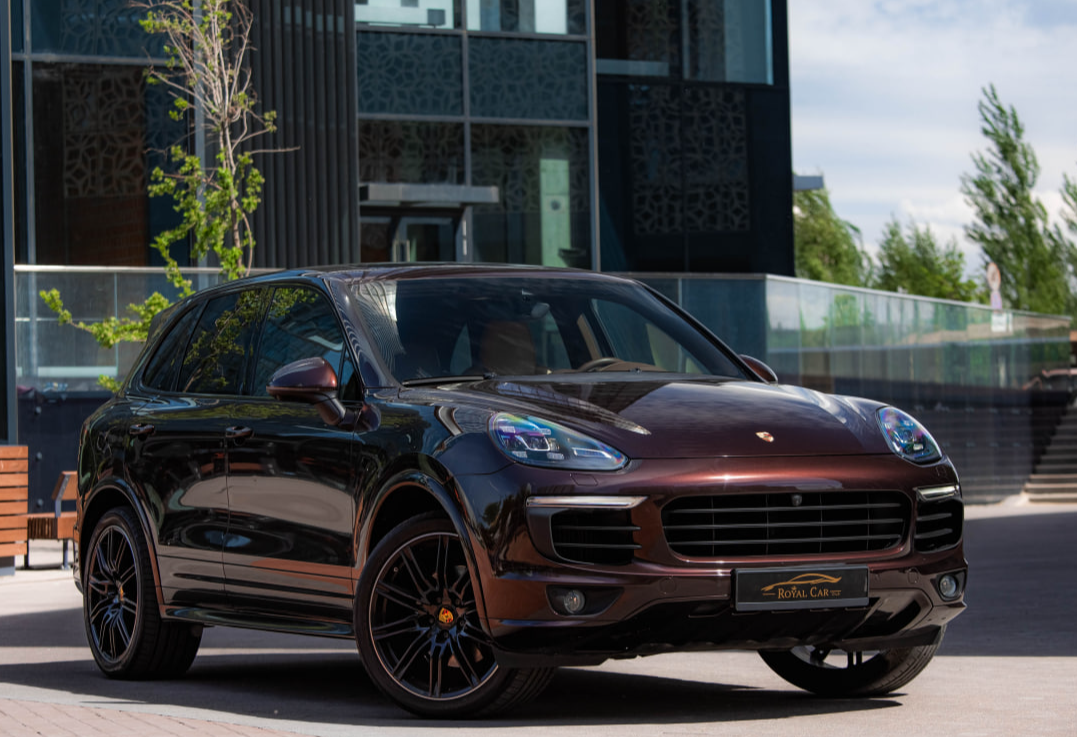 Аренда porsche cayenne премиум класса 2017 года в городе Москва от 12800 руб./сутки, двигатель: дизель, объем 3 литра, ОСАГО (Мультидрайв), без водителя, недорого - RentRide