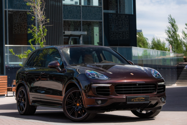 Прокат авто porsche cayenne премиум класса 2017 года в городе Москва от 12800 руб./сутки, двигатель: дизель, объем 3 литра, ОСАГО (Мультидрайв), без водителя, недорого - RentRide