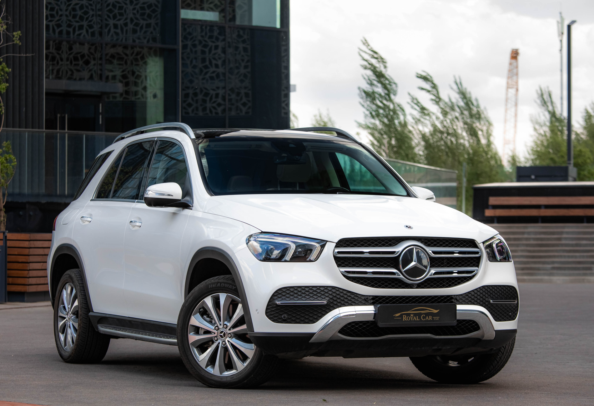 Аренда mercedes-benz gle премиум класса 2022 года в городе Москва Профсоюзная от 16200 руб./сутки, полный привод, двигатель: бензин, объем 3 литра, ОСАГО (Впишу в полис), без водителя, недорого - RentRide