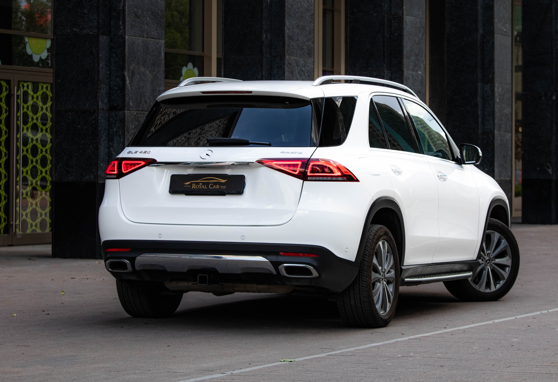 Аренда mercedes-benz gle премиум класса 2022 года в городе Москва Профсоюзная от 16200 руб./сутки, полный привод, двигатель: бензин, объем 3 литра, ОСАГО (Впишу в полис), без водителя, недорого, вид 3 - RentRide