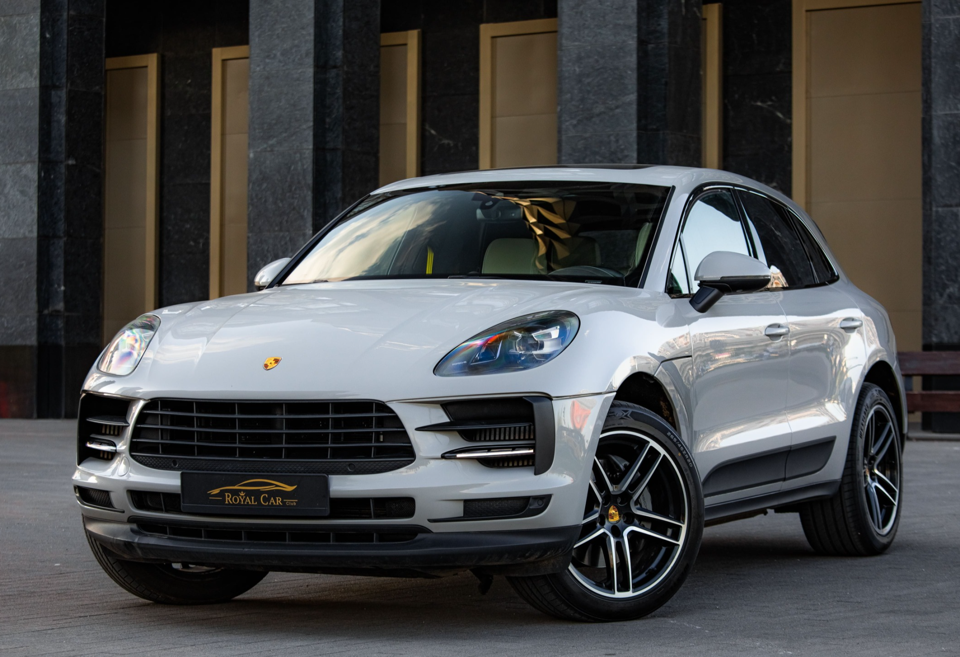 Аренда porsche macan премиум класса 2021 года в городе Москва от 13600 руб./сутки, полный привод, двигатель: бензин, объем 3 литра, ОСАГО (Мультидрайв), без водителя, недорого - RentRide