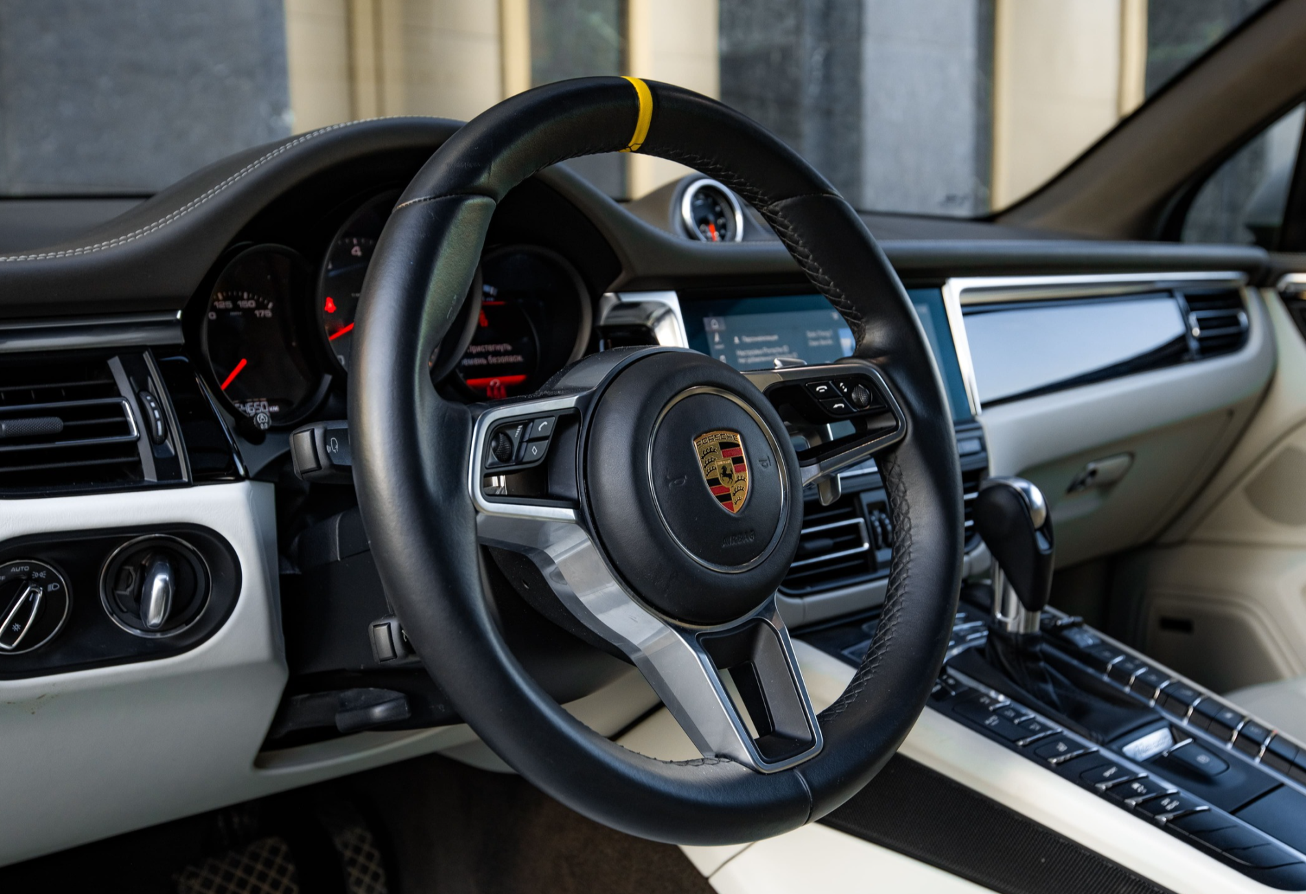 Аренда porsche macan премиум класса 2021 года в городе Москва от 13600 руб./сутки, полный привод, двигатель: бензин, объем 3 литра, ОСАГО (Мультидрайв), без водителя, недорого, вид 4 - RentRide