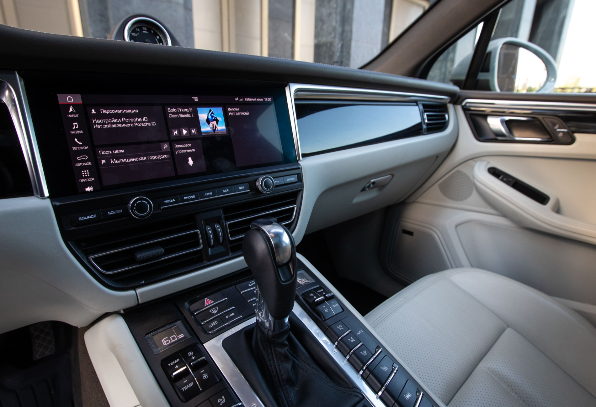 Аренда porsche macan премиум класса 2021 года в городе Москва от 13600 руб./сутки, полный привод, двигатель: бензин, объем 3 литра, ОСАГО (Мультидрайв), без водителя, недорого, вид 6 - RentRide