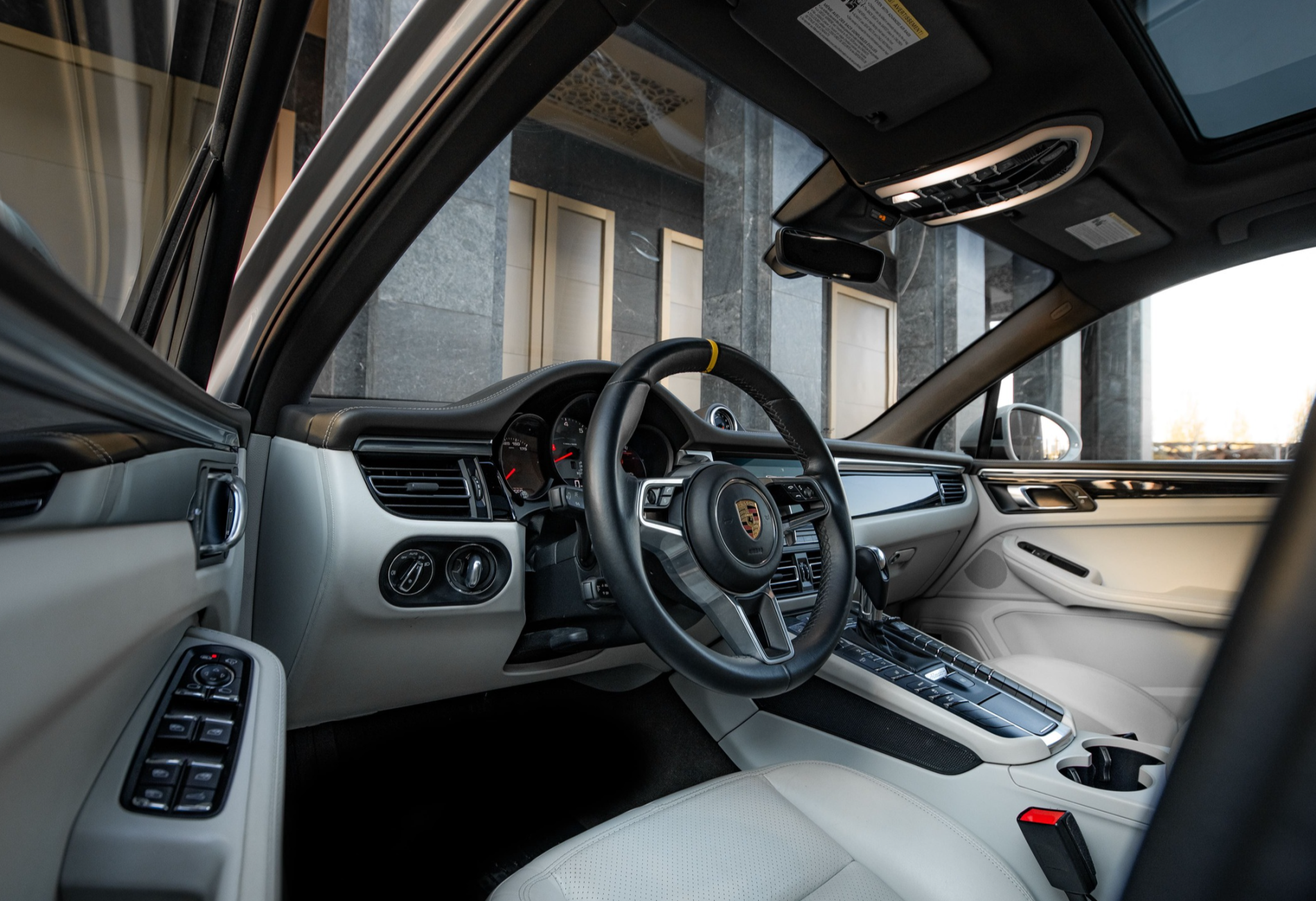 Аренда porsche macan премиум класса 2021 года в городе Москва от 13600 руб./сутки, полный привод, двигатель: бензин, объем 3 литра, ОСАГО (Мультидрайв), без водителя, недорого, вид 5 - RentRide