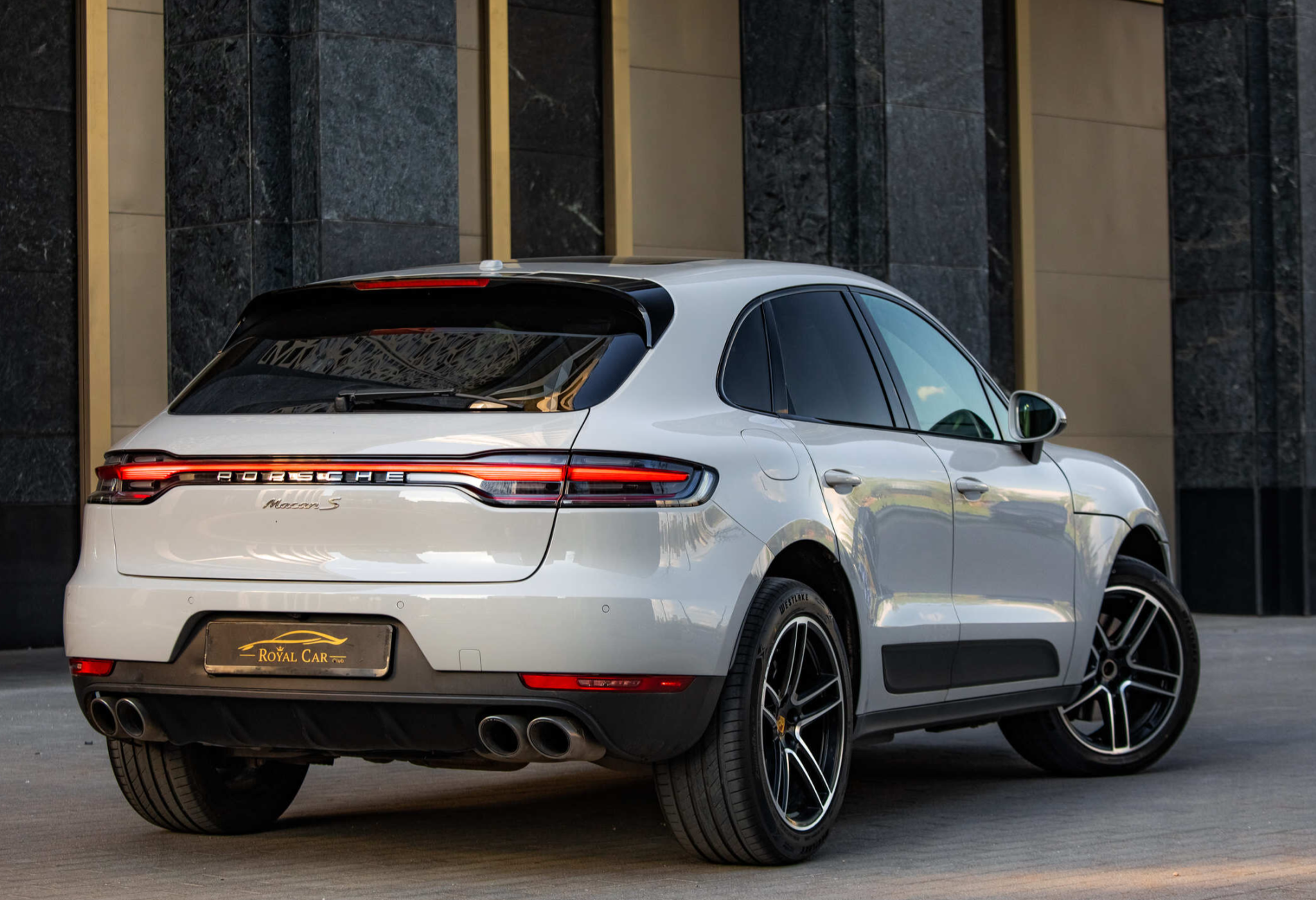 Аренда porsche macan премиум класса 2021 года в городе Москва от 13600 руб./сутки, полный привод, двигатель: бензин, объем 3 литра, ОСАГО (Мультидрайв), без водителя, недорого, вид 3 - RentRide