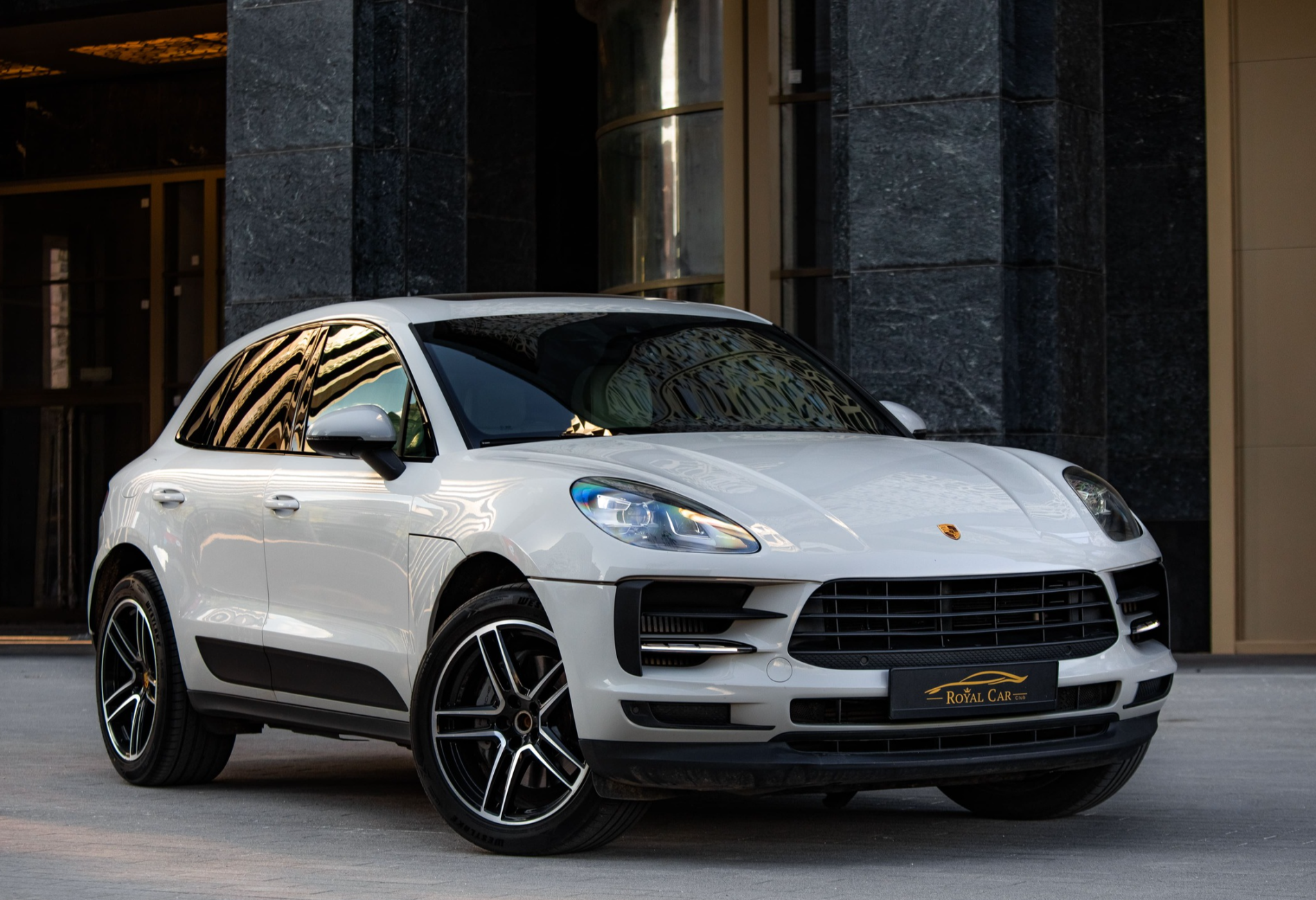Аренда porsche macan премиум класса 2021 года в городе Москва от 13600 руб./сутки, полный привод, двигатель: бензин, объем 3 литра, ОСАГО (Мультидрайв), без водителя, недорого, вид 2 - RentRide