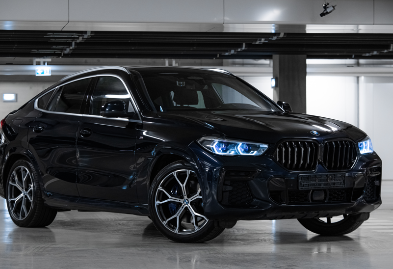 Аренда bmw x6 бизнес класса 2021 года в городе Москва от 18700 руб./сутки, двигатель: бензин, объем 3 литра, ОСАГО (Мультидрайв), без водителя, недорого, вид 2 - RentRide