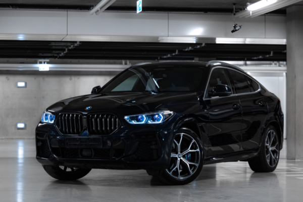 Прокат авто bmw x6 бизнес класса 2021 года в городе Москва от 18700 руб./сутки, двигатель: бензин, объем 3 литра, ОСАГО (Мультидрайв), без водителя, недорого - RentRide