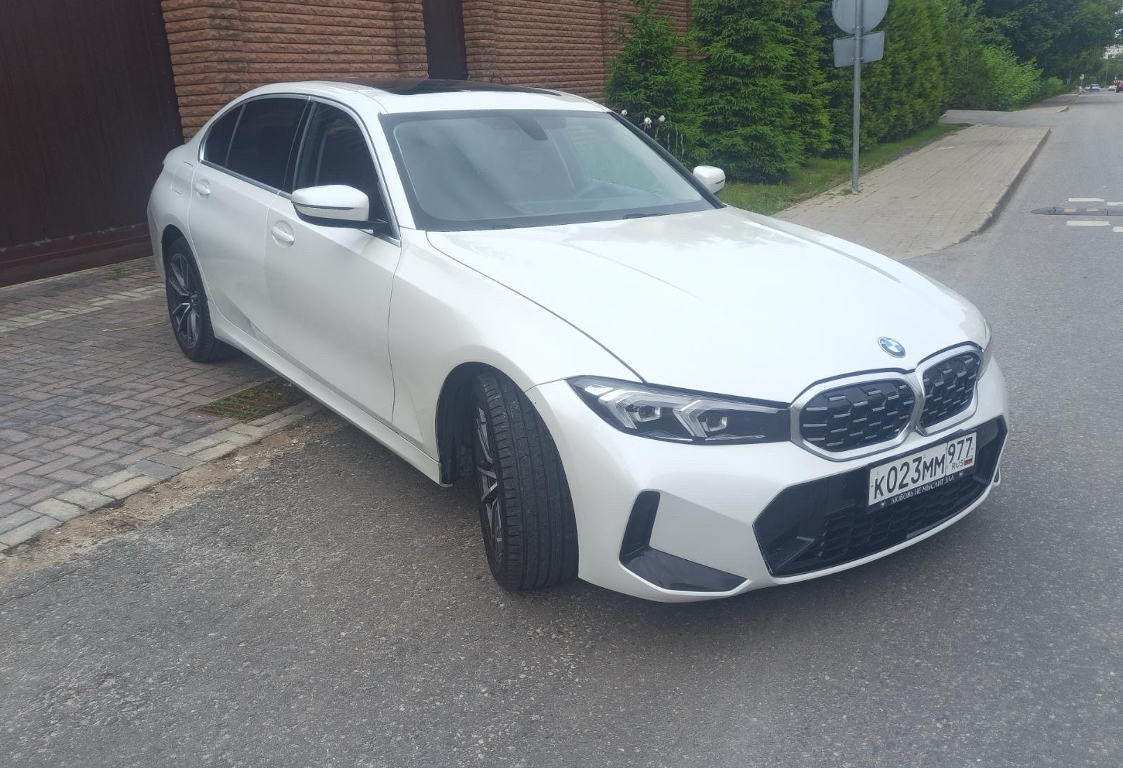 Аренда bmw 3-serii бизнес класса 2023 года в городе Москва Щелковская от 6400 руб./сутки, задний привод, двигатель: бензин, объем 2000 литров, ОСАГО (Мультидрайв), без водителя, недорого - RentRide