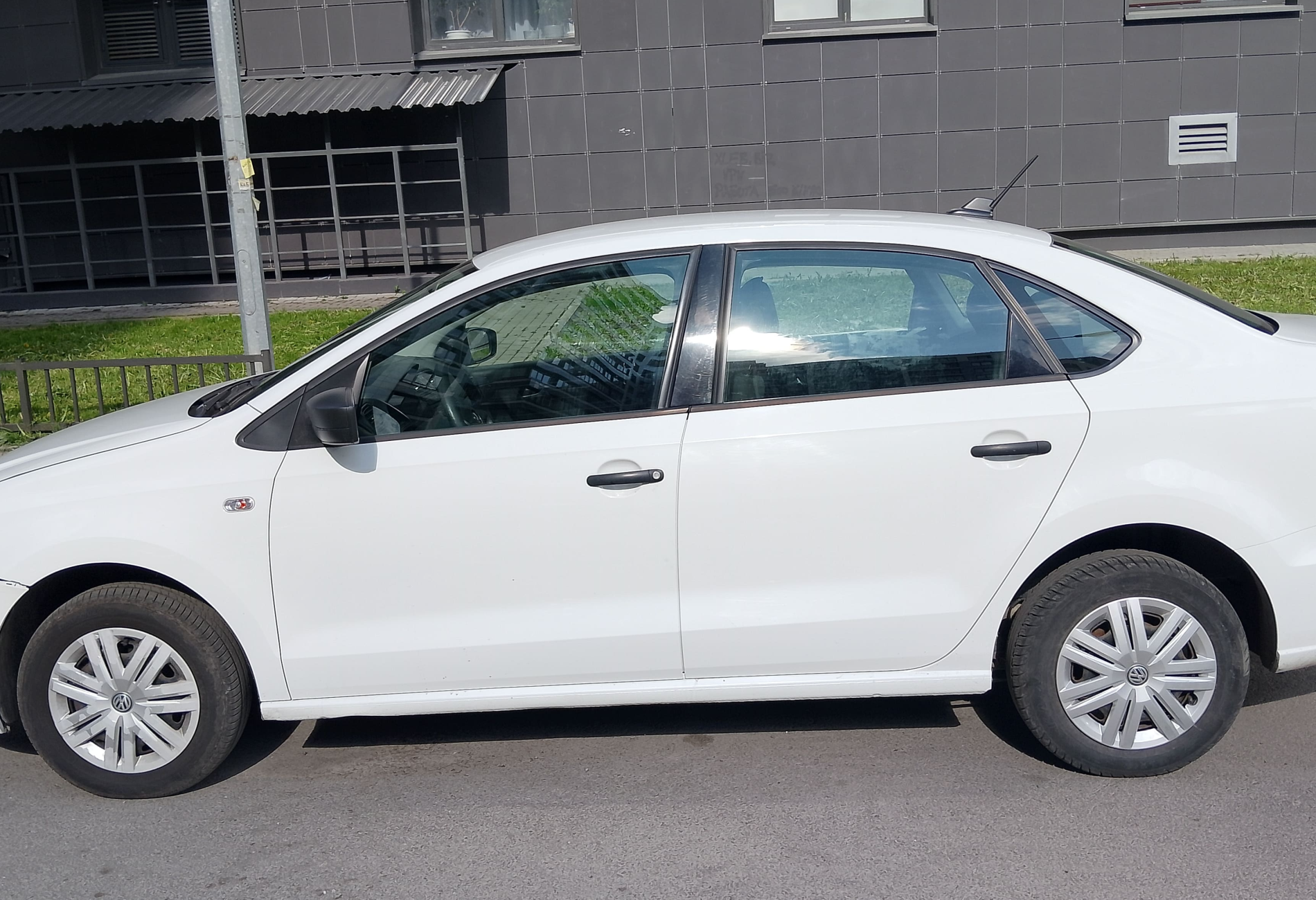 Аренда volkswagen polo эконом класса 2020 года в городе Москва Девяткино от 2500 руб./сутки, передний привод, двигатель: бензин, объем 1.6 литров, ОСАГО (Впишу в полис), без водителя, недорого, вид 2 - RentRide