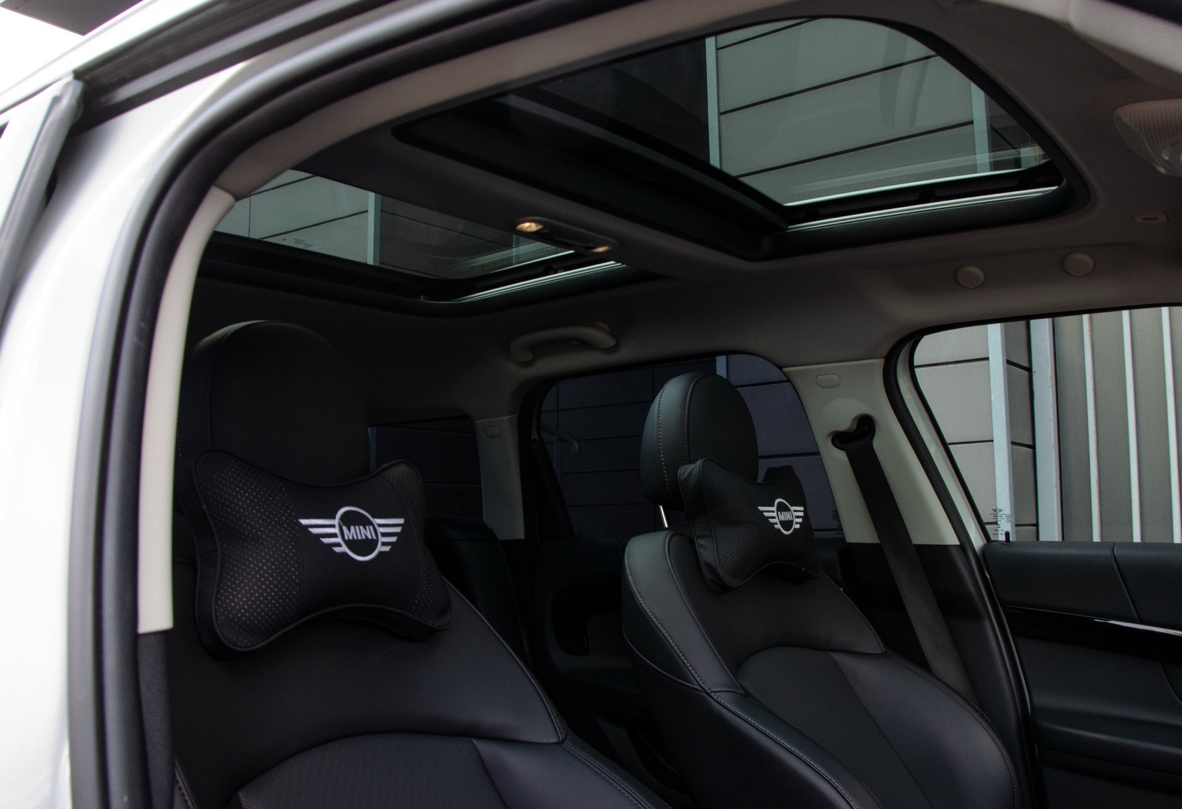 Аренда mini countryman бизнес класса 2022 года в городе Москва от 5352 руб./сутки, передний привод, двигатель: бензин, объем 1.5 литров, каско (Впишу в полис), ОСАГО (Мультидрайв), без водителя, недорого, вид 10 - RentRide