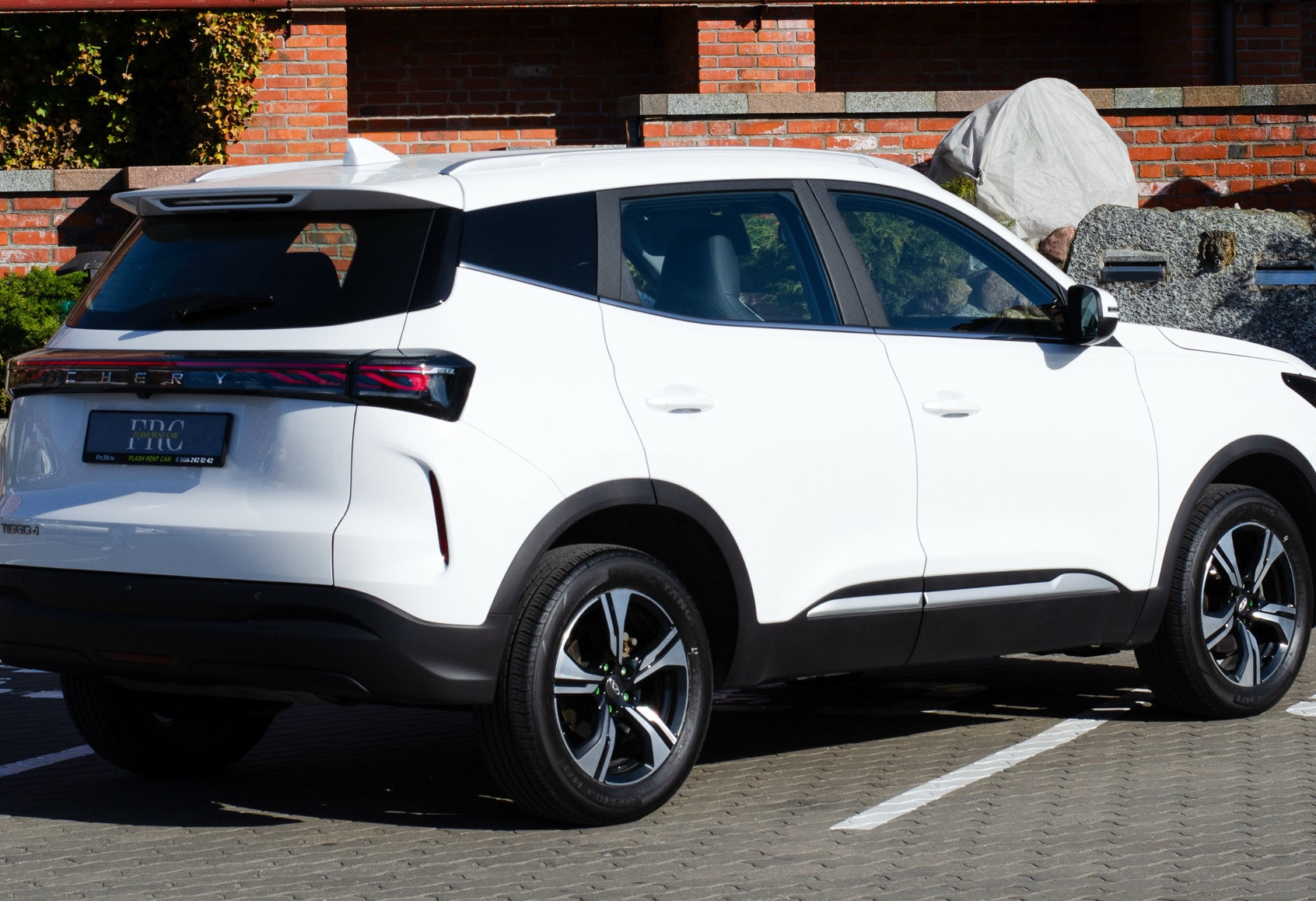 Аренда chery tiggo-4 комфорт класса 2025 года в городе Москва от 4392 руб./сутки, передний привод, двигатель: бензин, объем 1.5 литров, каско (Впишу в полис), ОСАГО (Мультидрайв), без водителя, недорого, вид 4 - RentRide