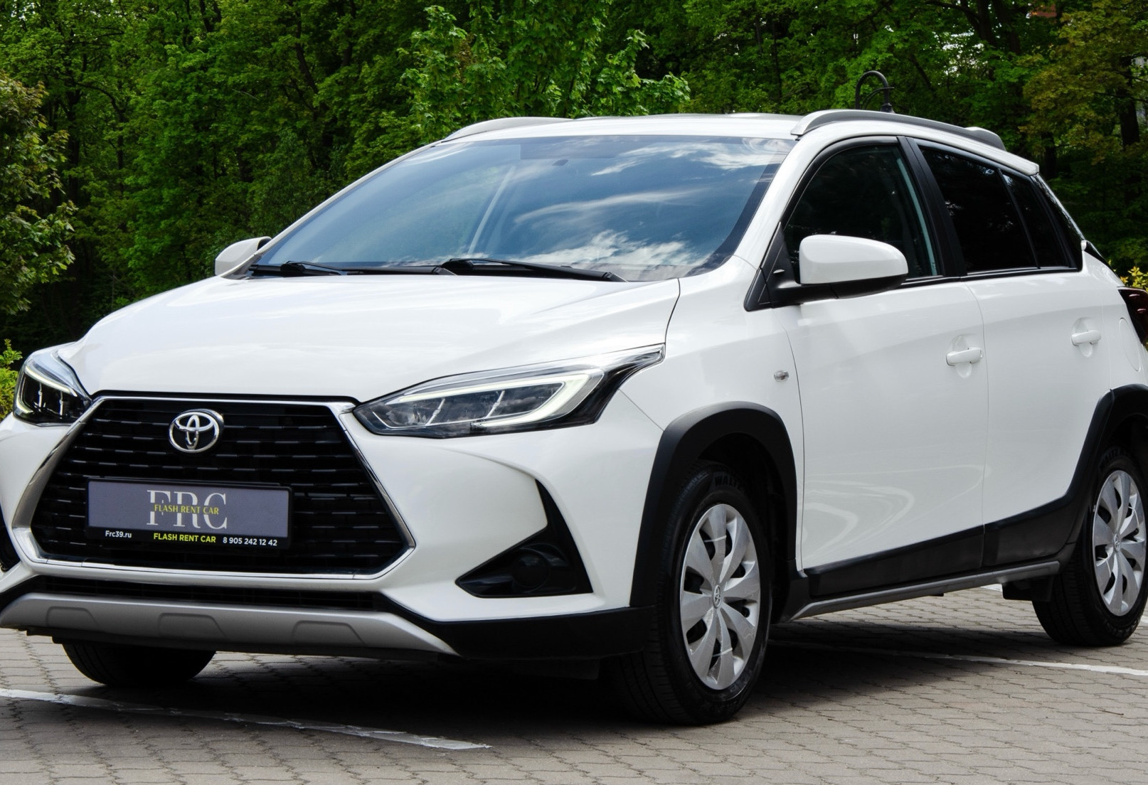 Аренда toyota yaris эконом класса 2021 года в городе Москва от 3512 руб./сутки, передний привод, двигатель: бензин, объем 1.5 литров, каско (Впишу в полис), ОСАГО (Мультидрайв), без водителя, недорого - RentRide