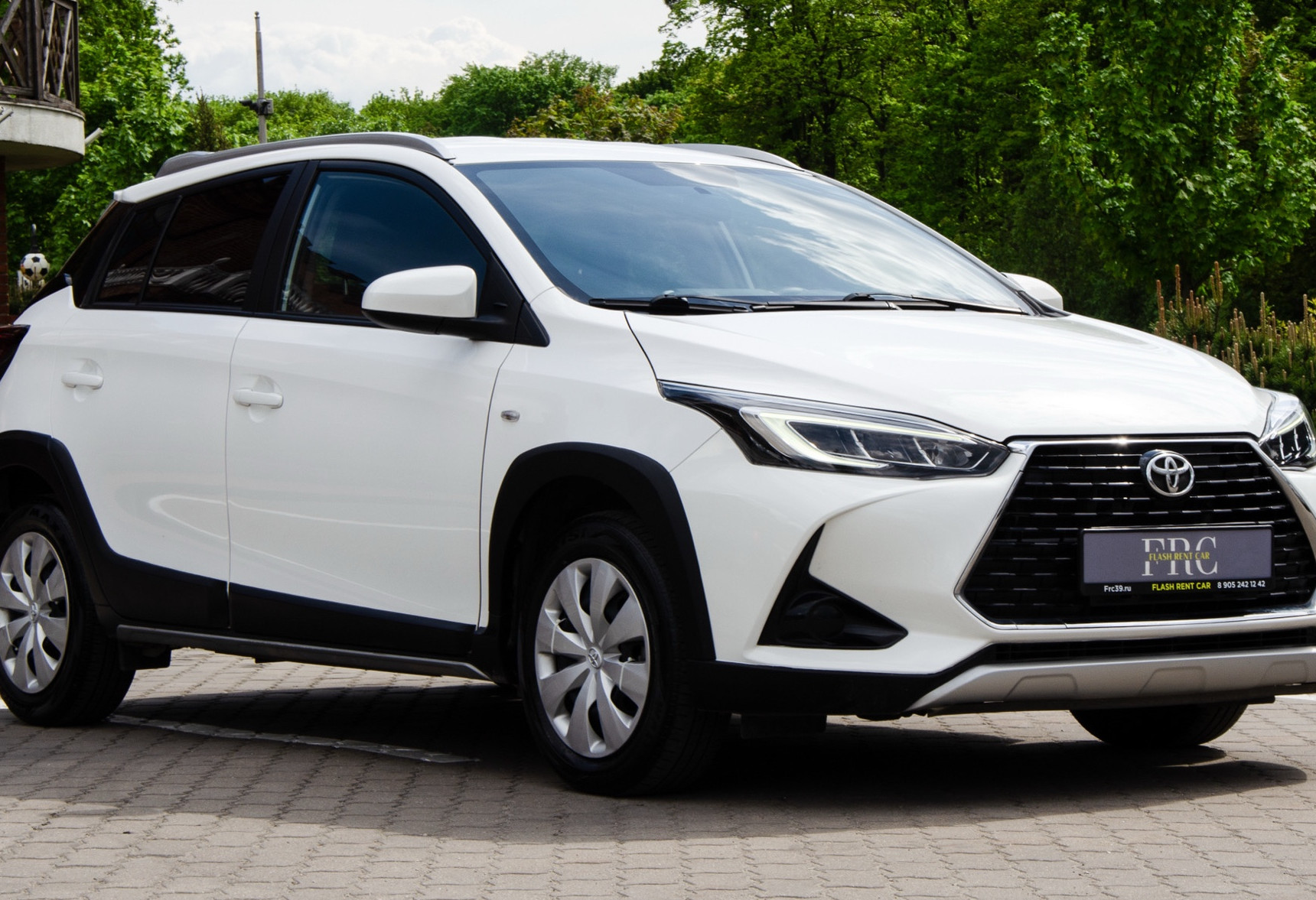 Аренда toyota yaris эконом класса 2021 года в городе Москва от 3512 руб./сутки, передний привод, двигатель: бензин, объем 1.5 литров, каско (Впишу в полис), ОСАГО (Мультидрайв), без водителя, недорого, вид 2 - RentRide