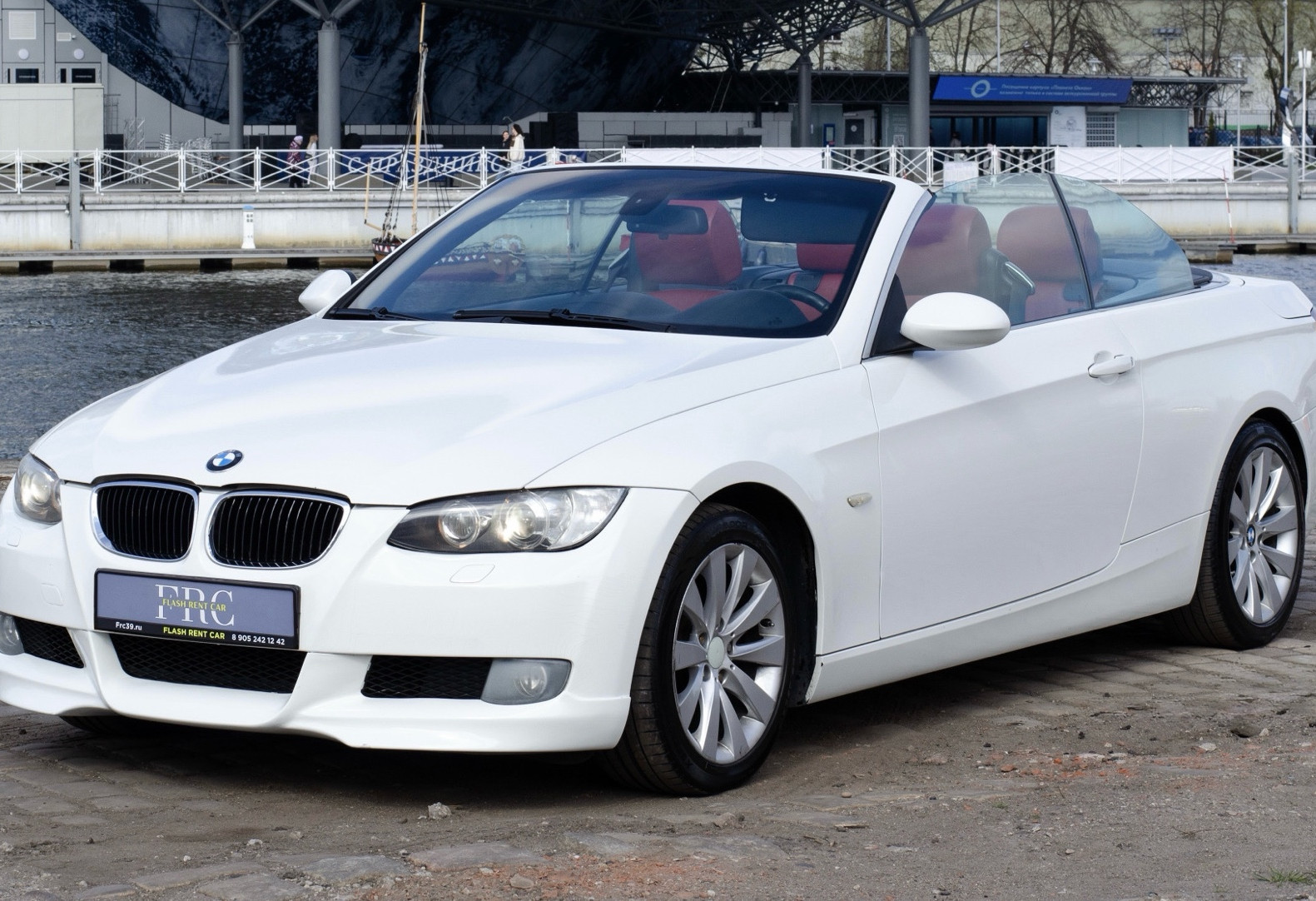 Аренда bmw 3-serii-cabrio бизнес класса 2008 года в городе Москва от 6232 руб./сутки, задний привод, двигатель: бензин, объем 2.5 литров, каско (Впишу в полис), ОСАГО (Мультидрайв), без водителя, недорого - RentRide