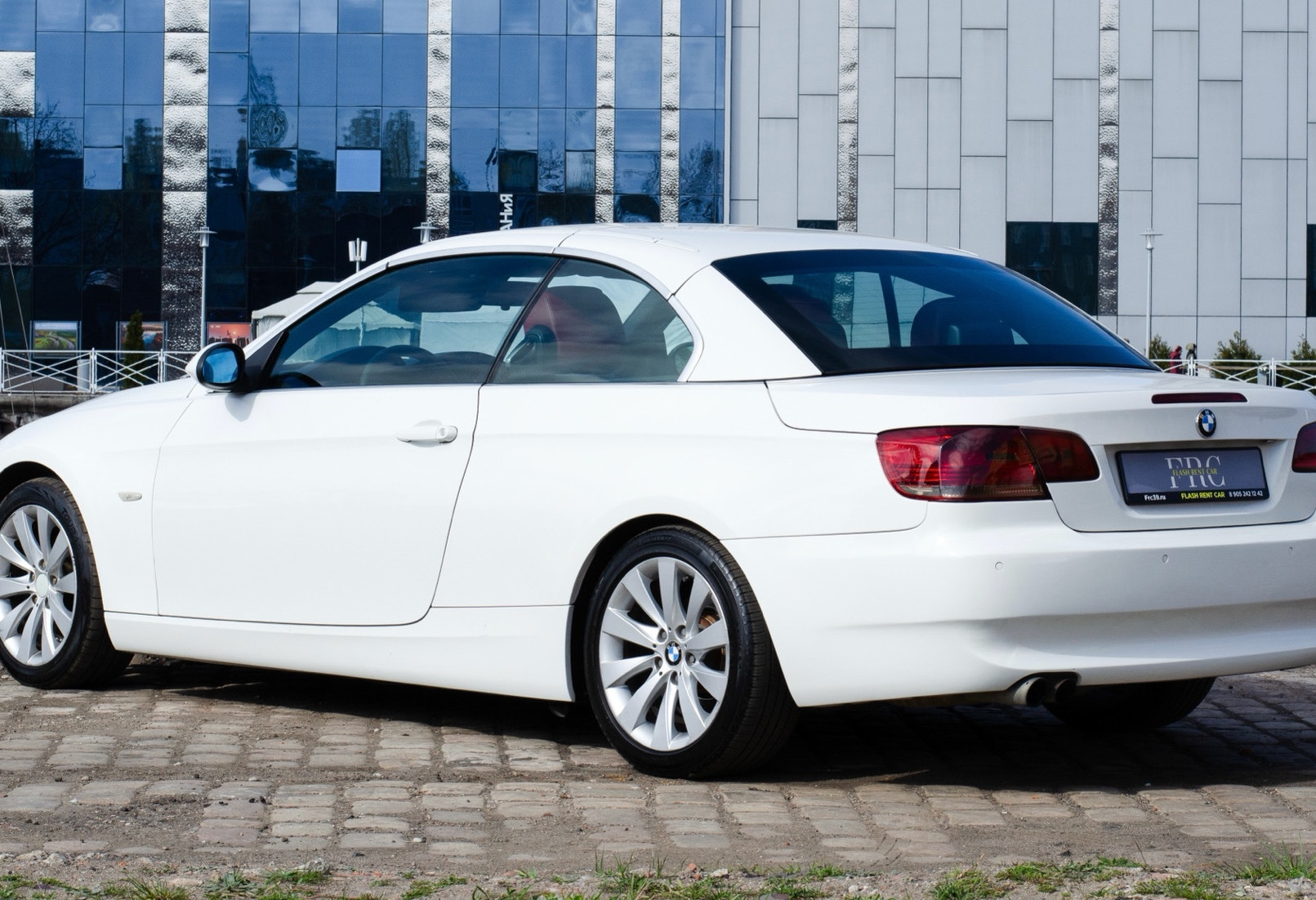 Аренда bmw 3-serii-cabrio бизнес класса 2008 года в городе Москва от 6232 руб./сутки, задний привод, двигатель: бензин, объем 2.5 литров, каско (Впишу в полис), ОСАГО (Мультидрайв), без водителя, недорого, вид 5 - RentRide