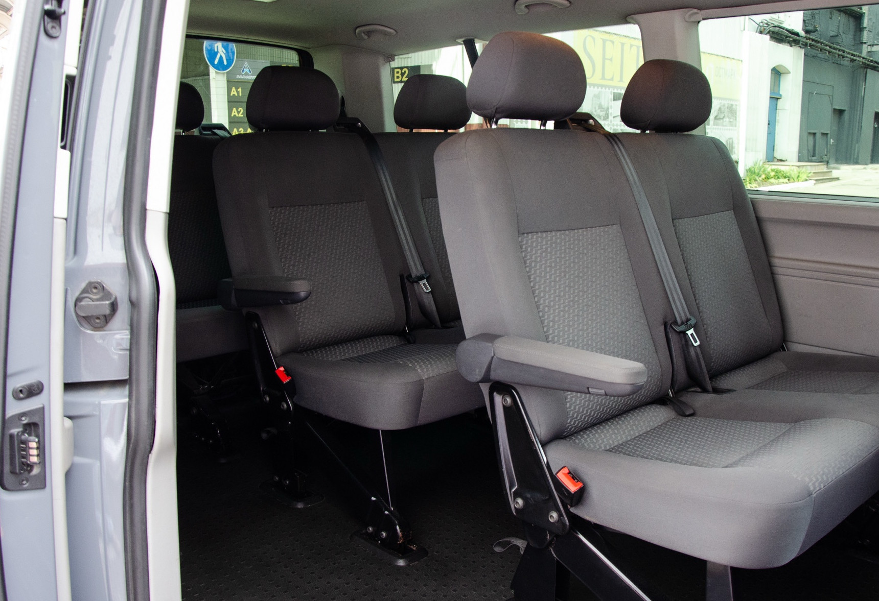 Аренда volkswagen caravelle 2012 года в городе Москва от 7192 руб./сутки, передний привод, двигатель: дизель, объем 2 литра, каско (Впишу в полис), ОСАГО (Мультидрайв), без водителя, недорого, вид 9 - RentRide