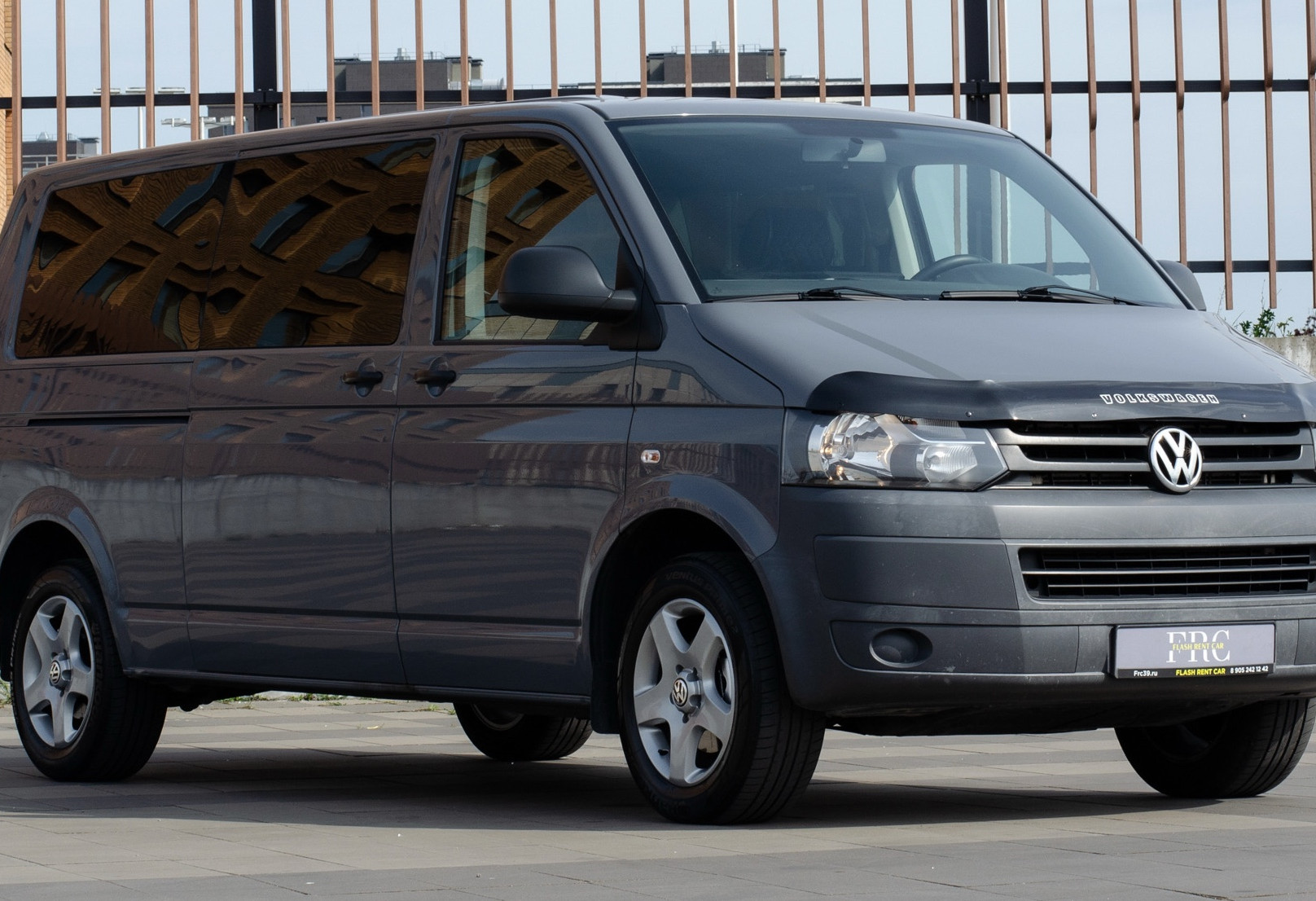 Аренда volkswagen caravelle 2012 года в городе Москва от 7192 руб./сутки, передний привод, двигатель: дизель, объем 2 литра, каско (Впишу в полис), ОСАГО (Мультидрайв), без водителя, недорого, вид 2 - RentRide