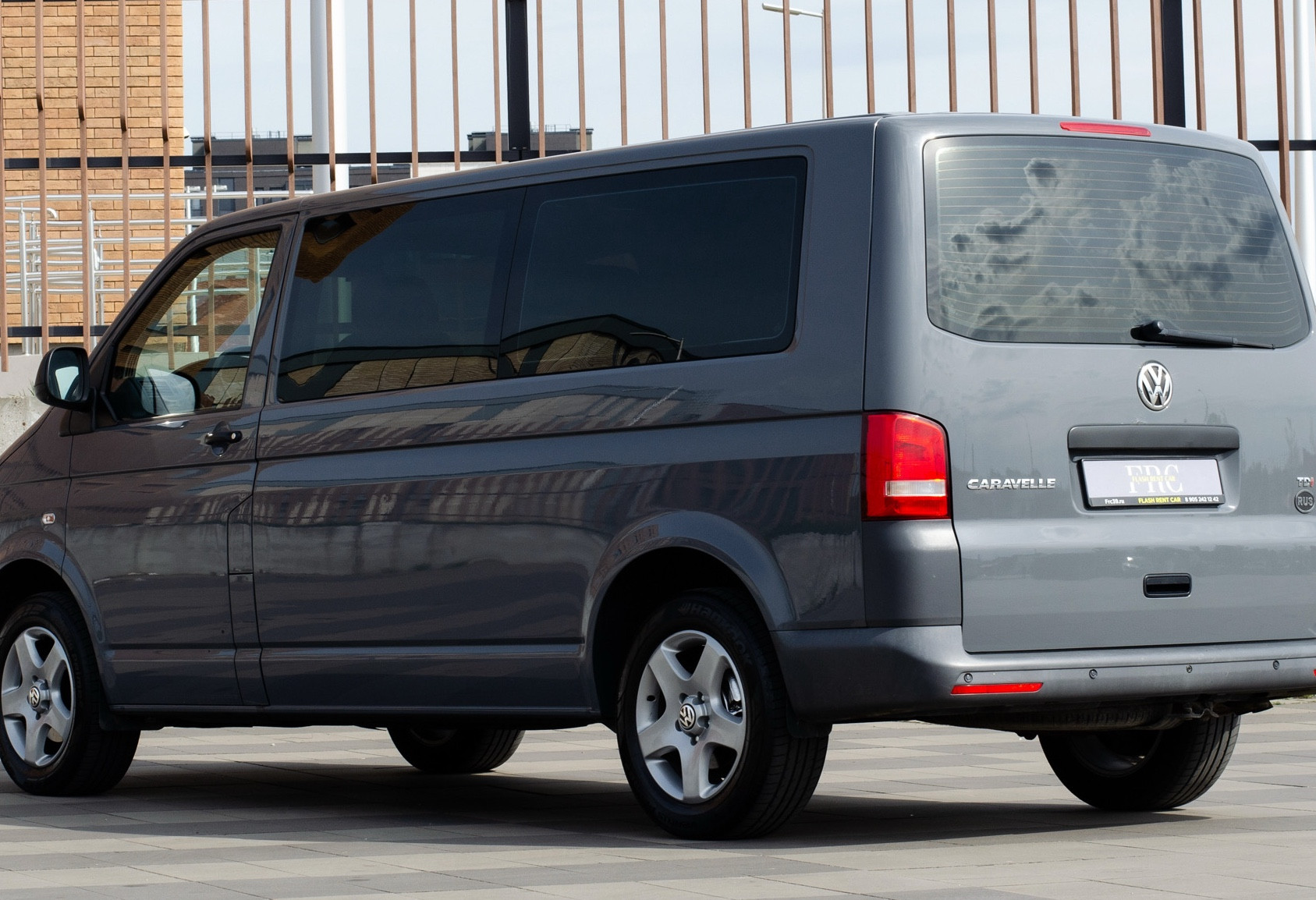 Аренда volkswagen caravelle 2012 года в городе Москва от 7192 руб./сутки, передний привод, двигатель: дизель, объем 2 литра, каско (Впишу в полис), ОСАГО (Мультидрайв), без водителя, недорого, вид 3 - RentRide