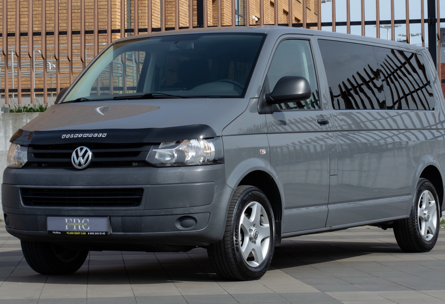 Аренда volkswagen caravelle 2012 года в городе Москва от 7192 руб./сутки, передний привод, двигатель: дизель, объем 2 литра, каско (Впишу в полис), ОСАГО (Мультидрайв), без водителя, недорого - RentRide