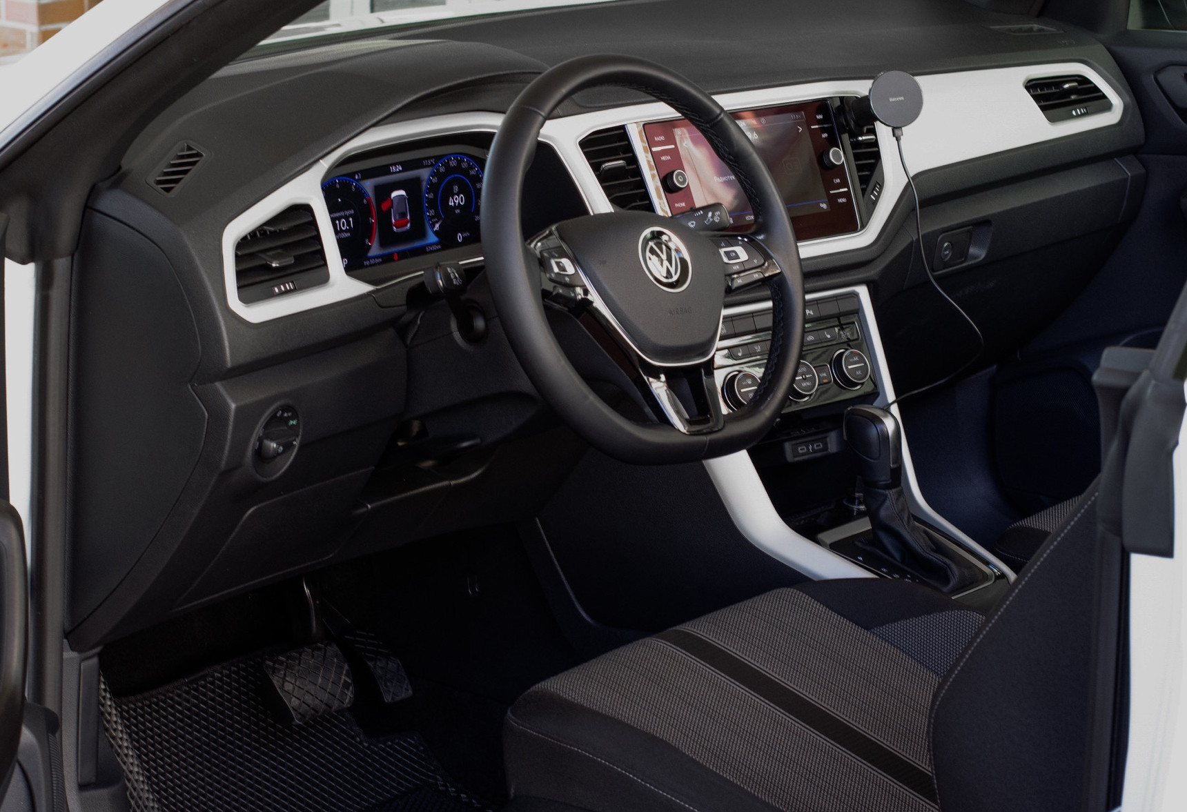 Аренда volkswagen t-roc бизнес класса 2021 года в городе Москва от 7992 руб./сутки, передний привод, двигатель: бензин, объем 1.5 литров, каско (Впишу в полис), ОСАГО (Мультидрайв), без водителя, недорого, вид 10 - RentRide