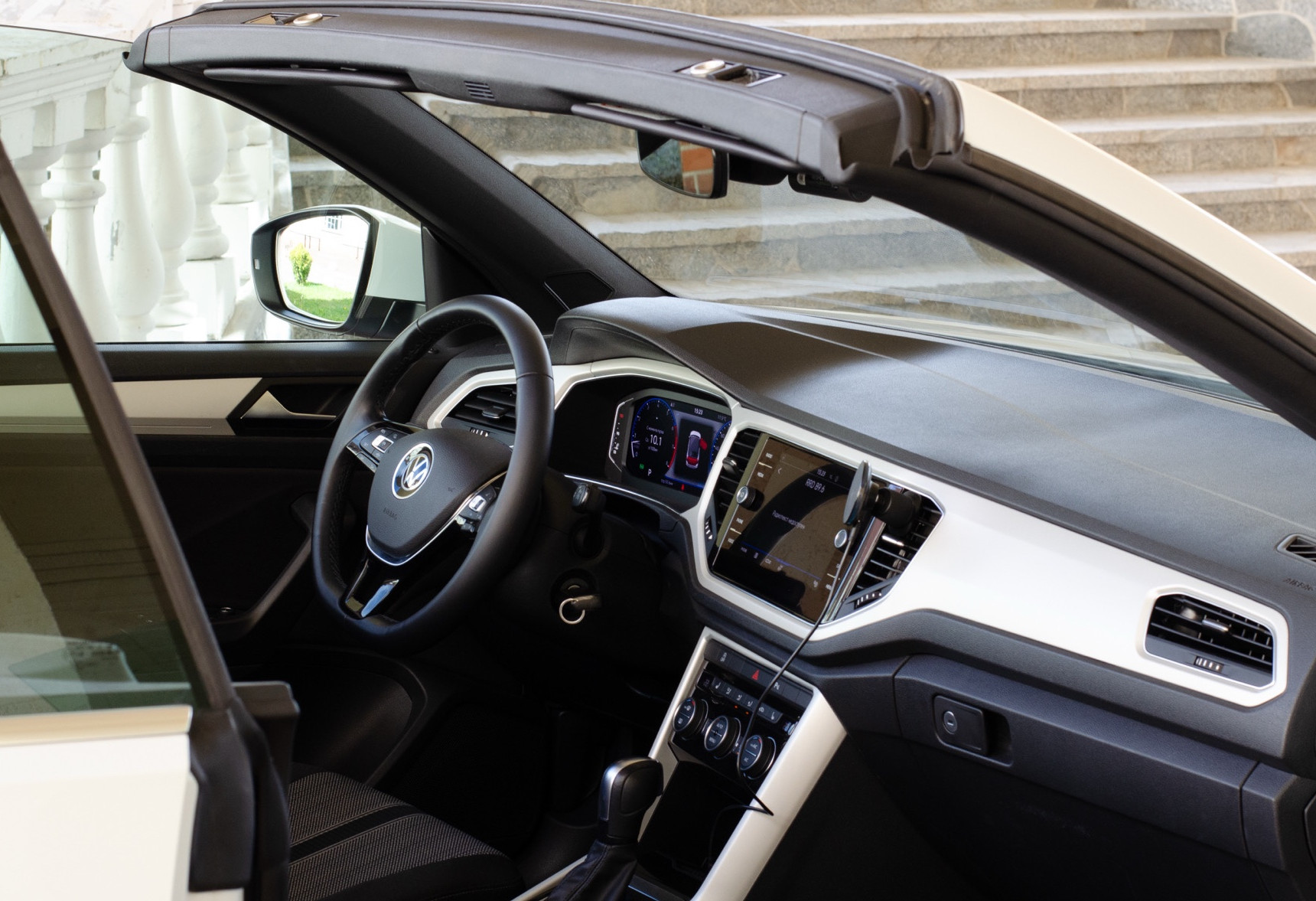 Аренда volkswagen t-roc бизнес класса 2021 года в городе Москва от 7992 руб./сутки, передний привод, двигатель: бензин, объем 1.5 литров, каско (Впишу в полис), ОСАГО (Мультидрайв), без водителя, недорого, вид 11 - RentRide