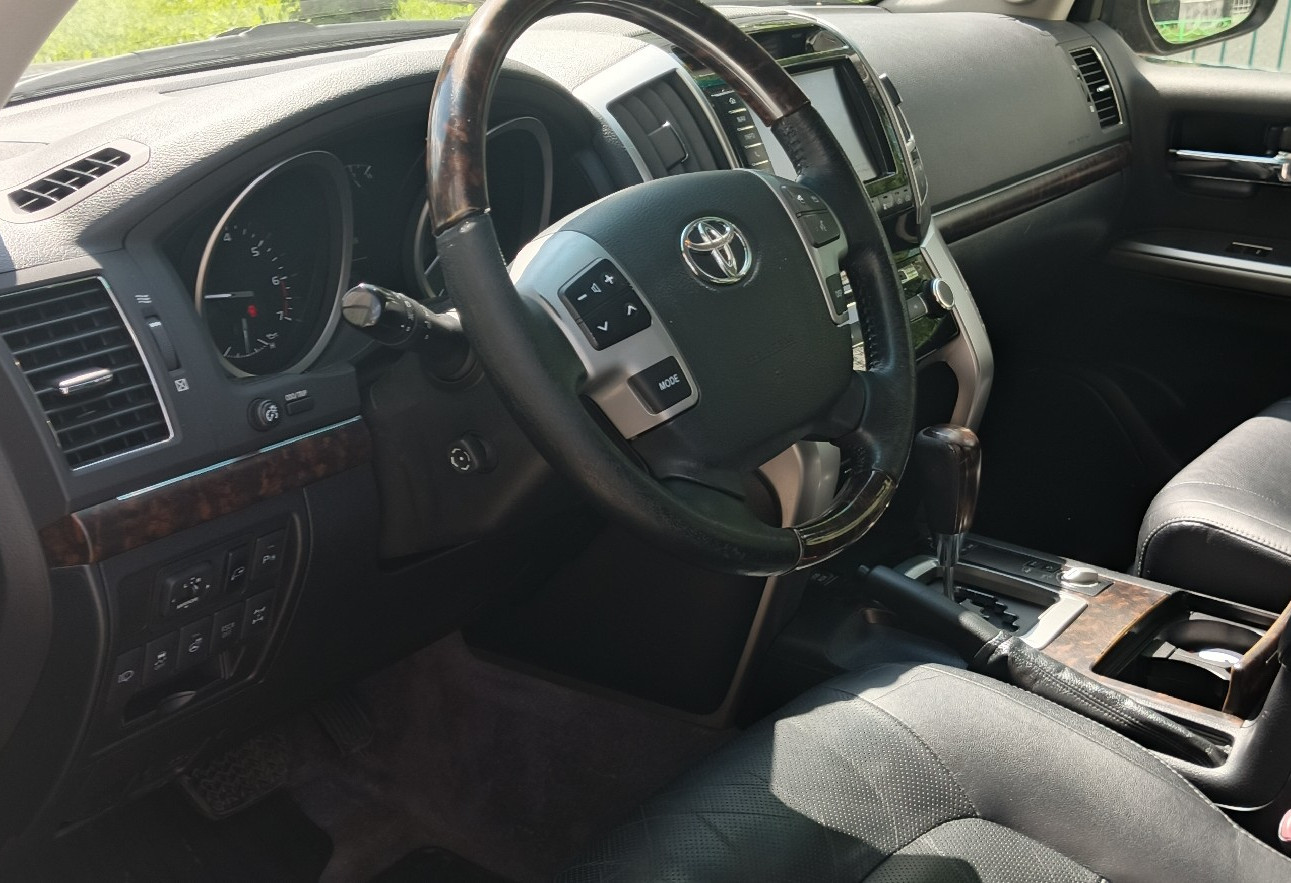 Аренда toyota land-cruiser-200 бизнес класса 2012 года в городе Москва Волгоградский проспект от 7200 руб./сутки, полный привод, двигатель: бензин, объем 4600 литров, ОСАГО (Мультидрайв), без водителя, недорого, вид 7 - RentRide
