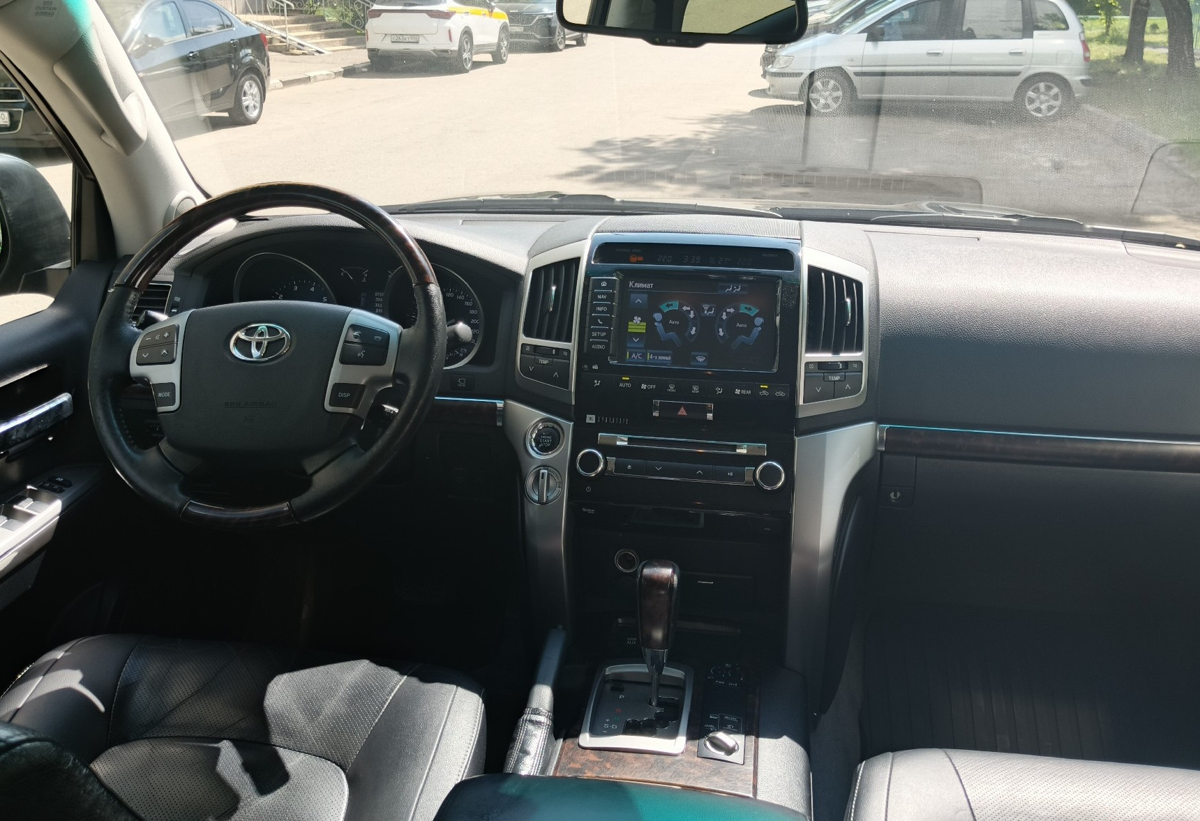 Аренда toyota land-cruiser-200 бизнес класса 2012 года в городе Москва Волгоградский проспект от 7200 руб./сутки, полный привод, двигатель: бензин, объем 4600 литров, ОСАГО (Мультидрайв), без водителя, недорого, вид 9 - RentRide